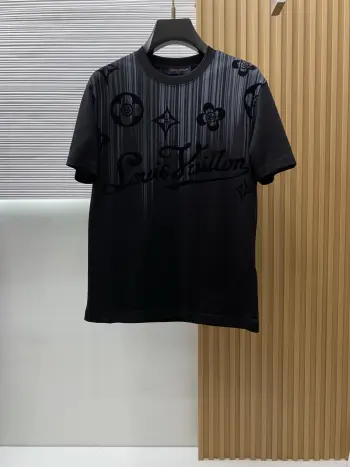Latest style of slightly loose round neck short sleeve. Replica Louis Vuitton Tshirts and Polos