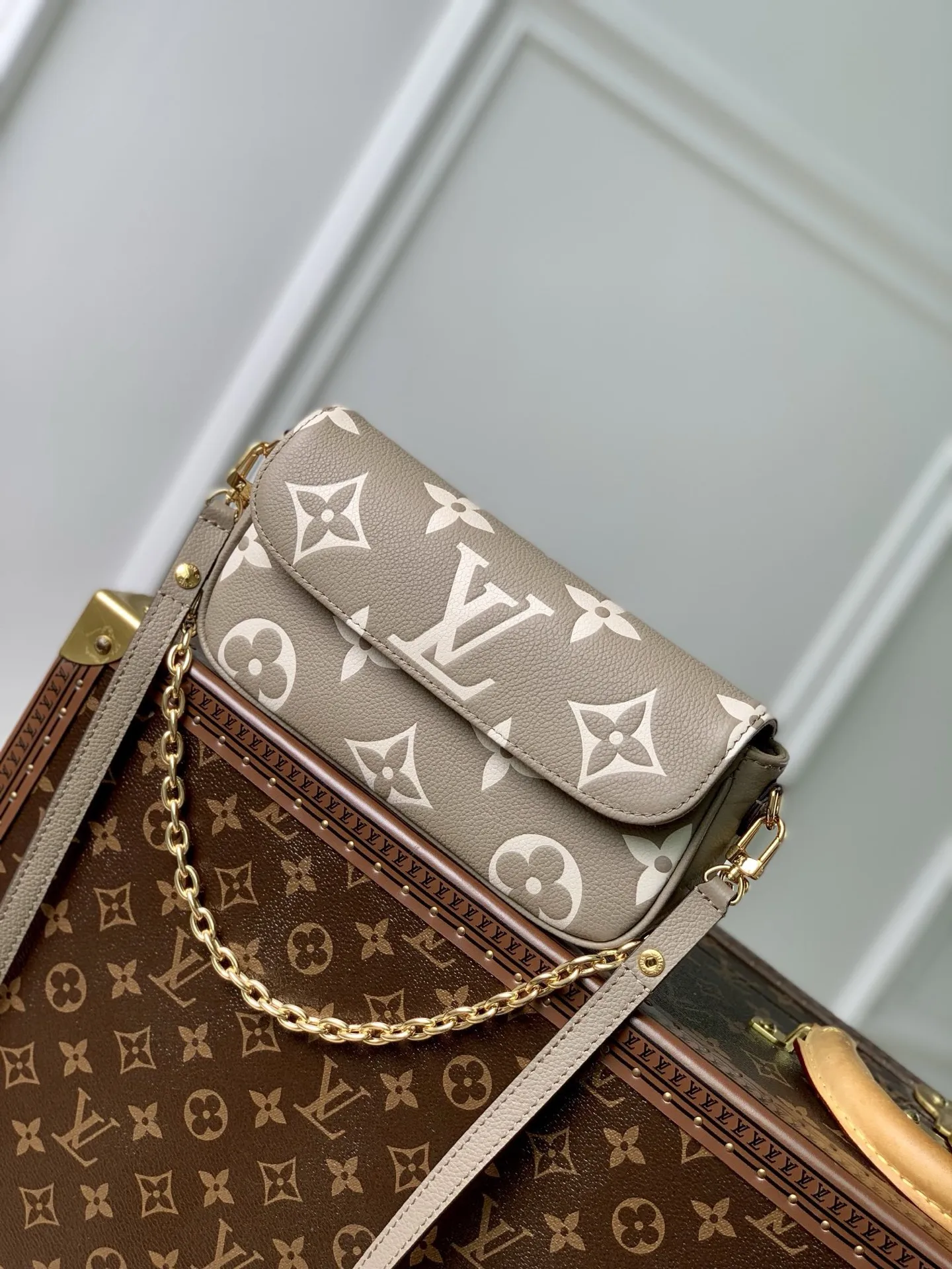 Louis Vuitton M82154 Grain Leather Handbag Women s Crossbody Bag