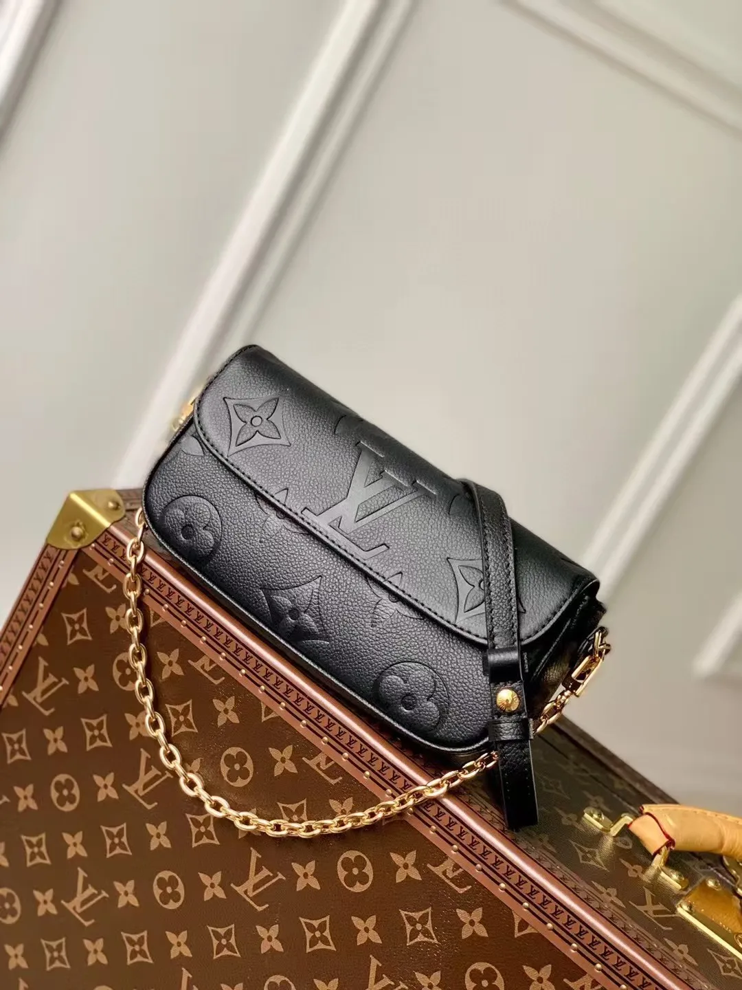 Louis Vuitton M82154 Grain Leather Handbag Women s Crossbody Bag