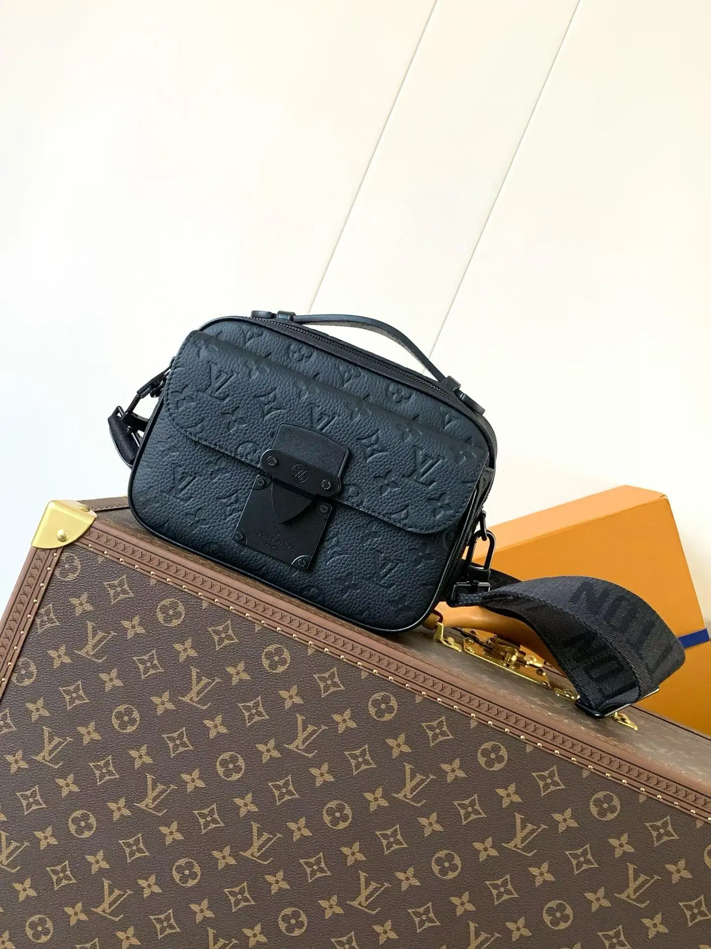 Louis Vuitton M58489 Canvas Messenger Bag Men s Crossbody Bag Louis Vuitton M58489 Canvas Messenger Bag Men s Crossbody Bag
