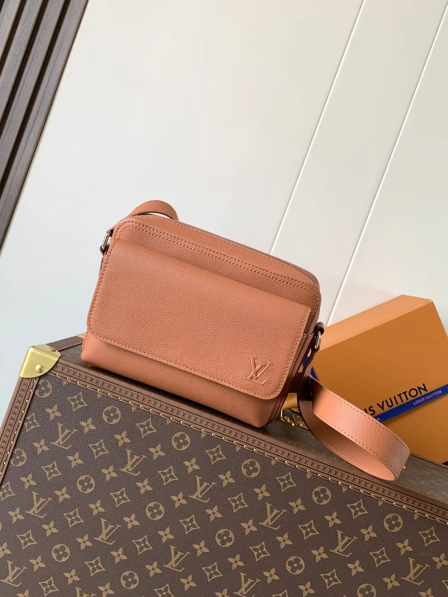 Louis Vuitton M25981 Waxed Cowhide Messenger Bag Women s Crossbody Bag