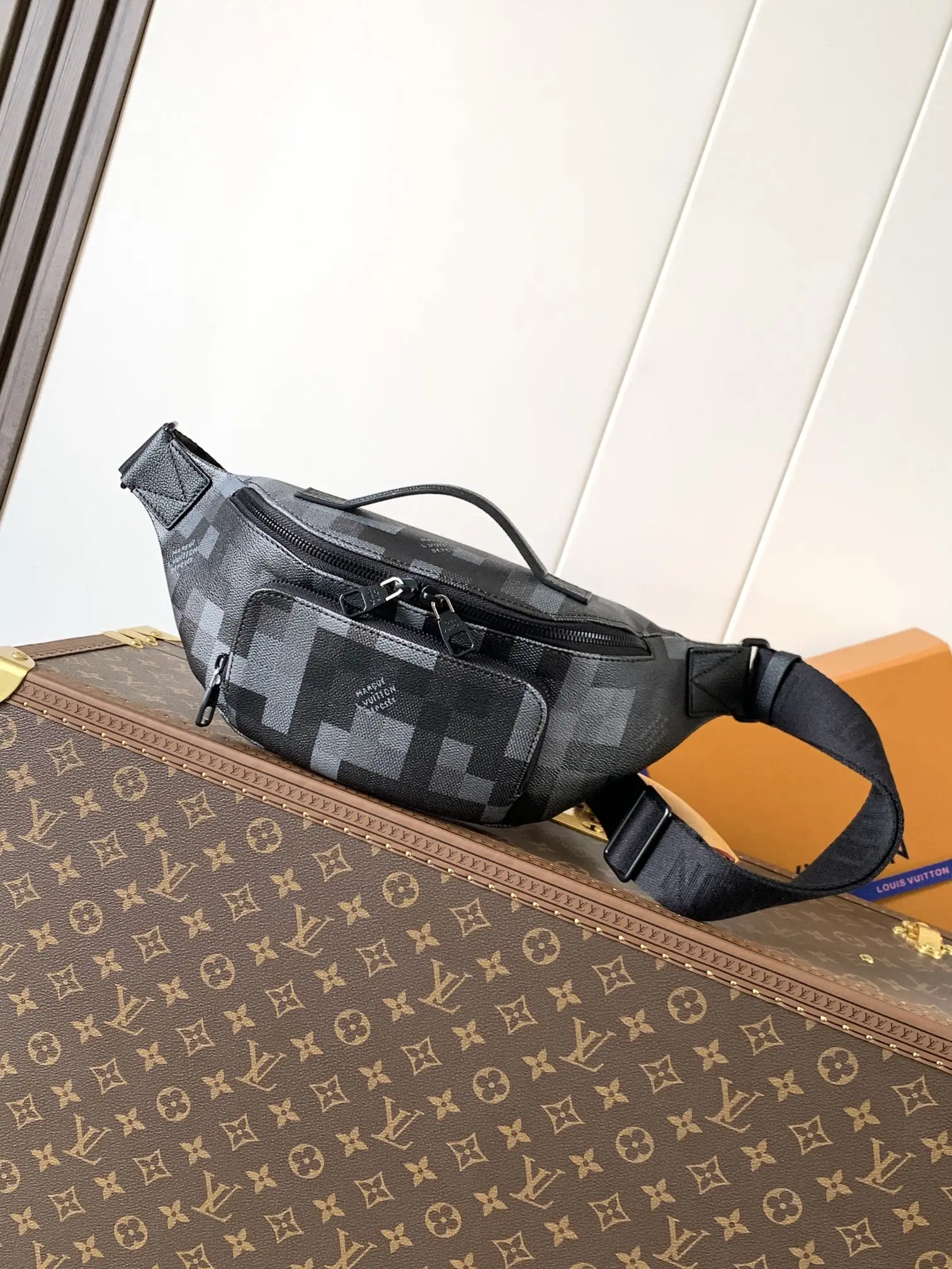 Louis Vuitton M14920 Camouflage Men s Bag Chest Bag Louis Vuitton M14920 Camouflage Men s Bag Chest Bag