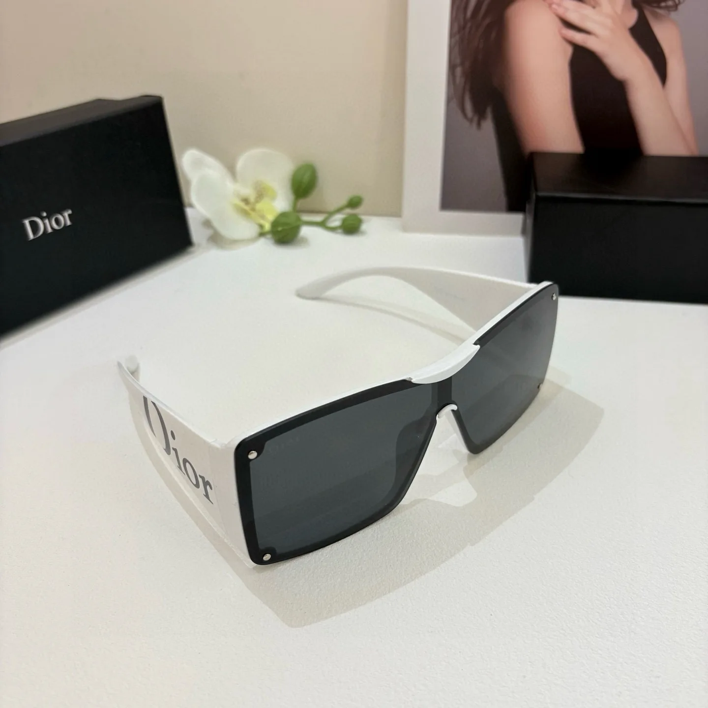 Dior New metal square frame sunglasses for men and women. Dior New metal square frame sunglasses for men and women.