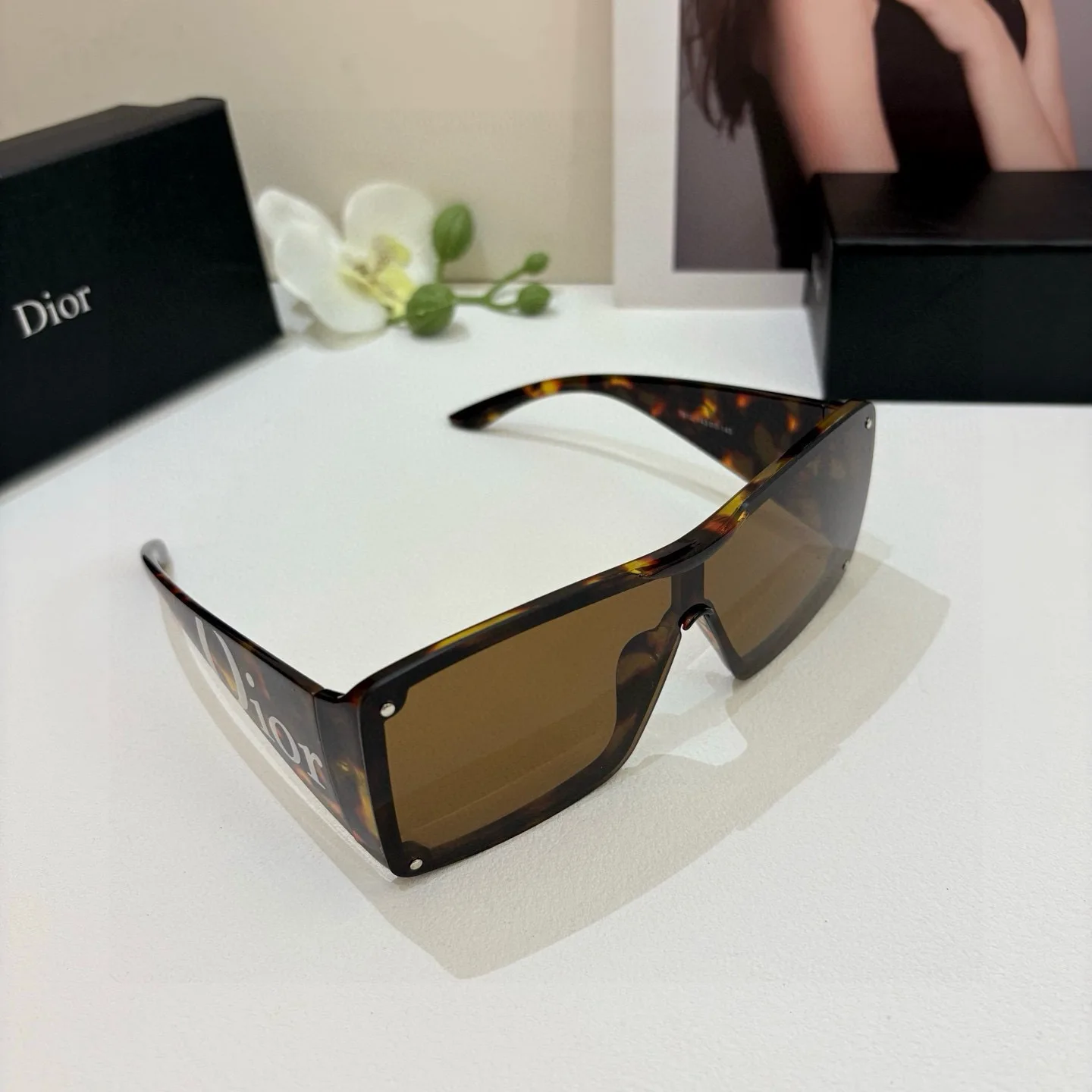 Dior New metal square frame sunglasses for men and women. Dior New metal square frame sunglasses for men and women.