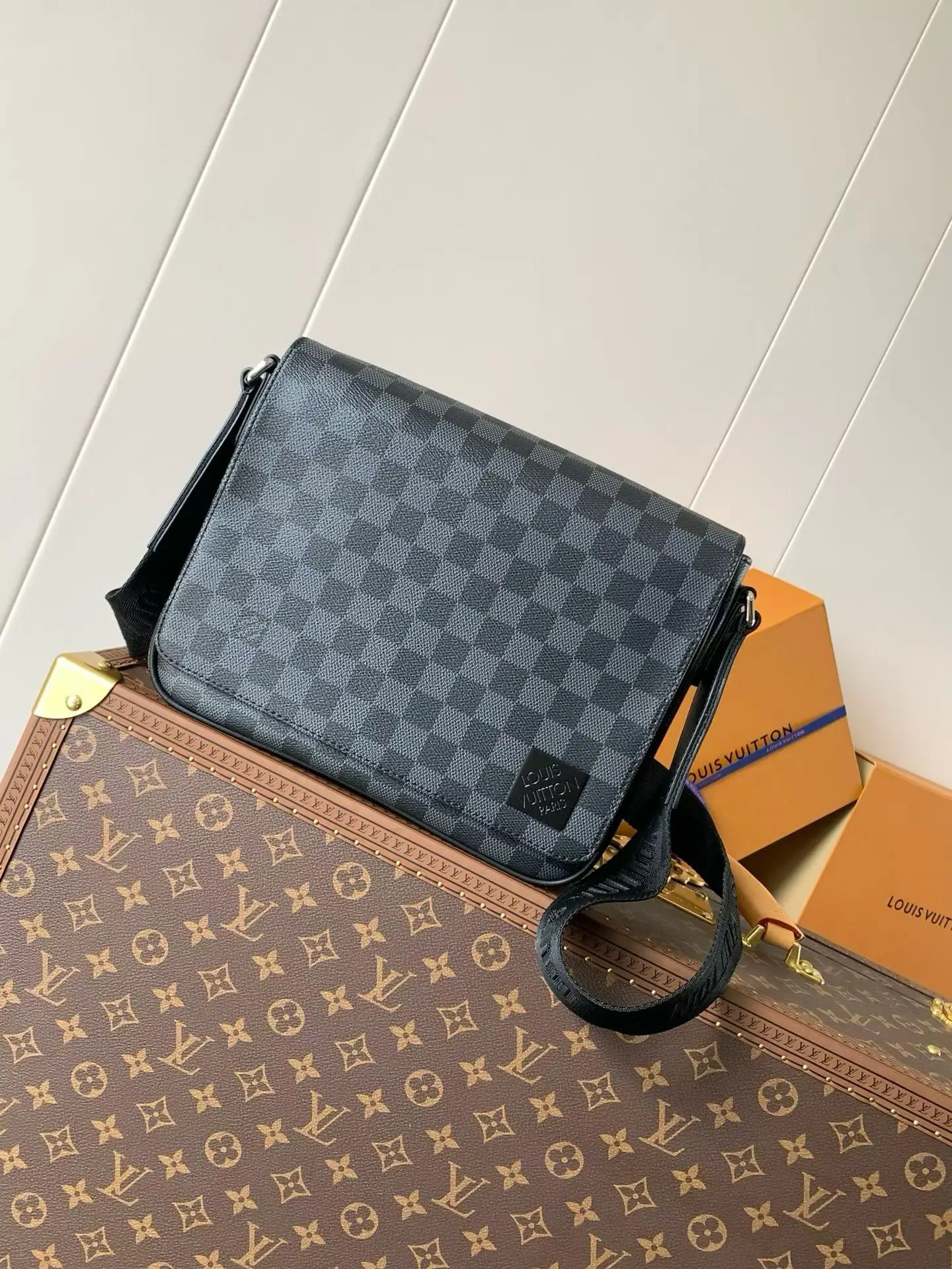 Louis Vuitton M42710 Coated Canvas Small Messenger Bag Men s Crossbody Bag Louis Vuitton M42710 Coated Canvas Small Messenger Bag Men s Crossbody Bag