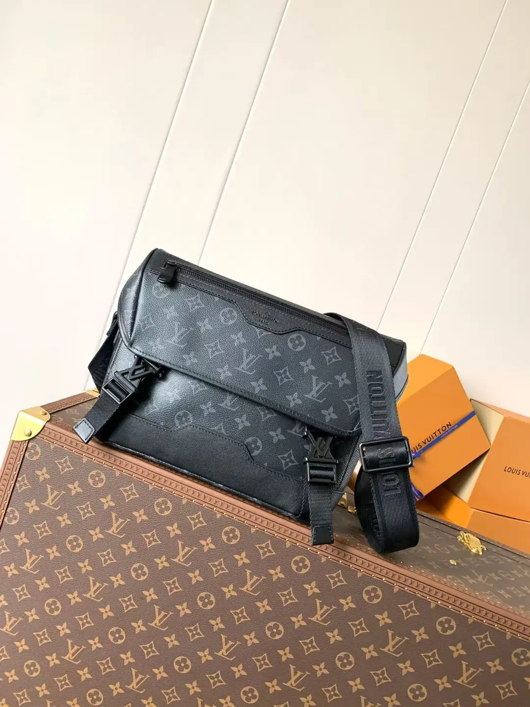 Louis Vuitton M12517 Men s Messenger Bag Men s Crossbody Bag