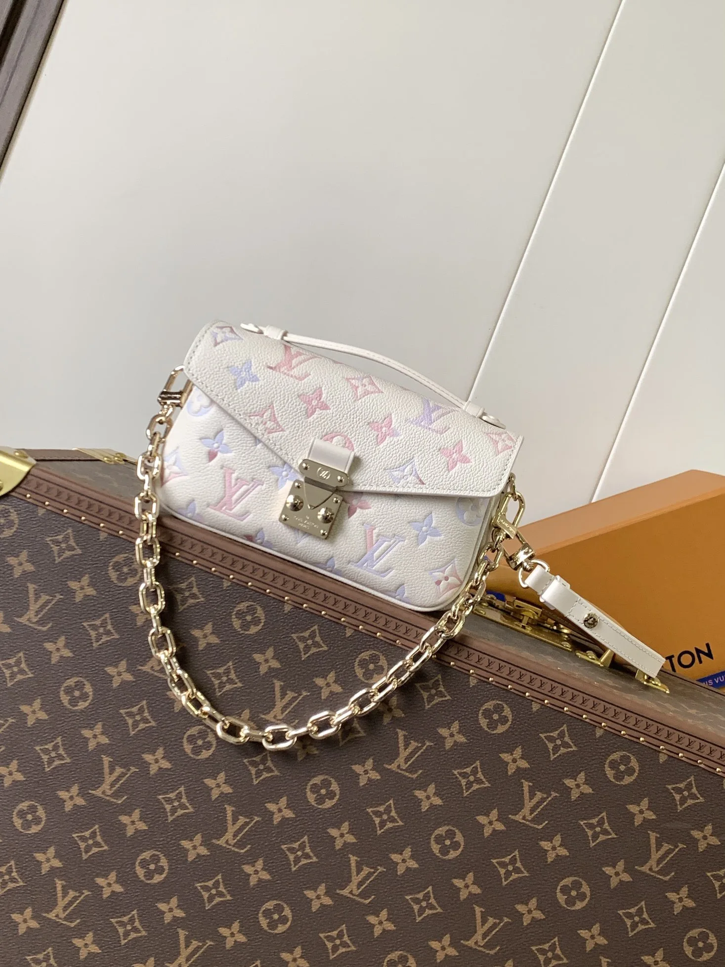 Louis Vuitton M25682 grain cowhide leather handbag women s crossbody bag