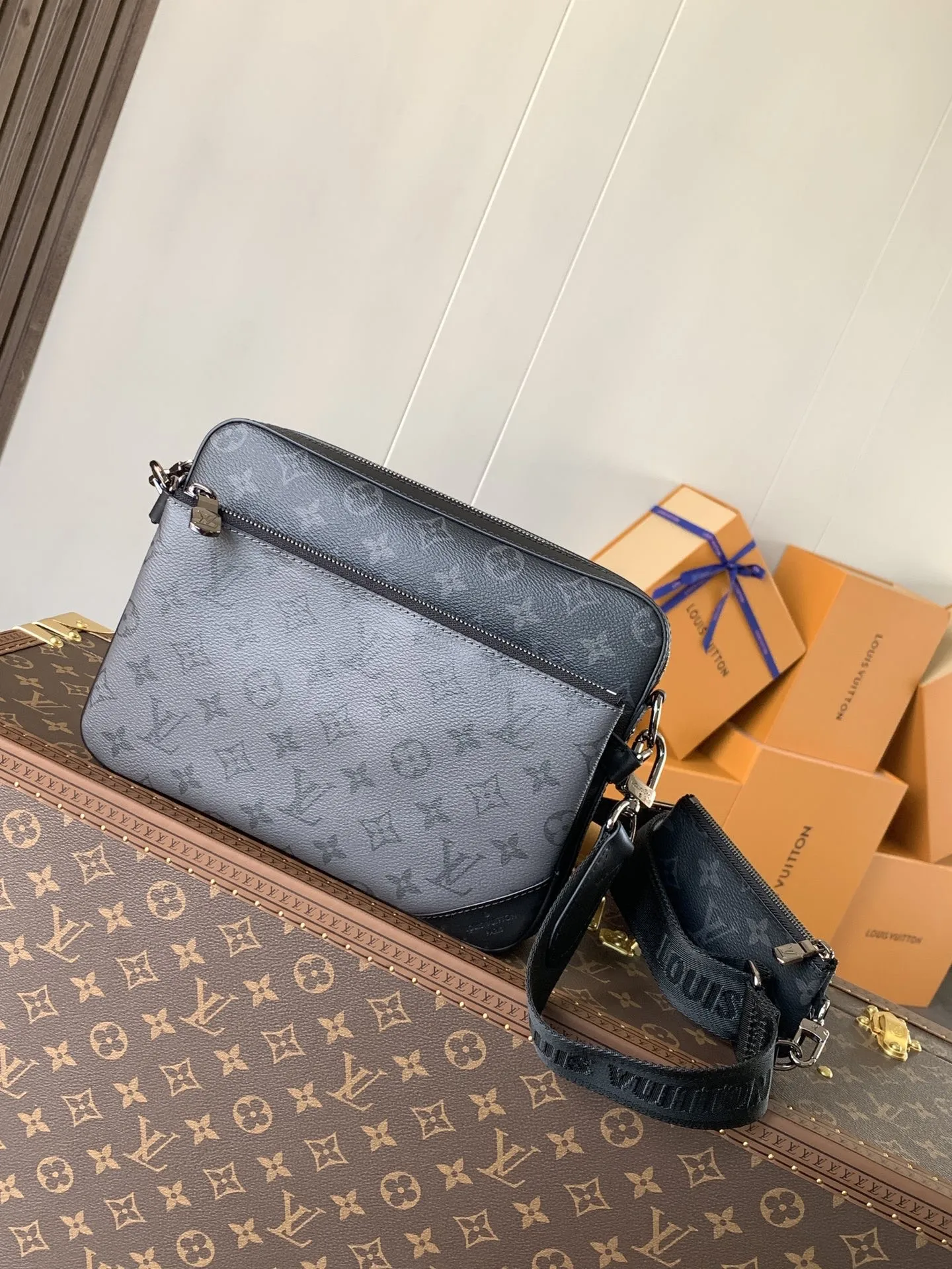 Louis Vuitton 69443 Messenger Bag Men s Crossbody Bag