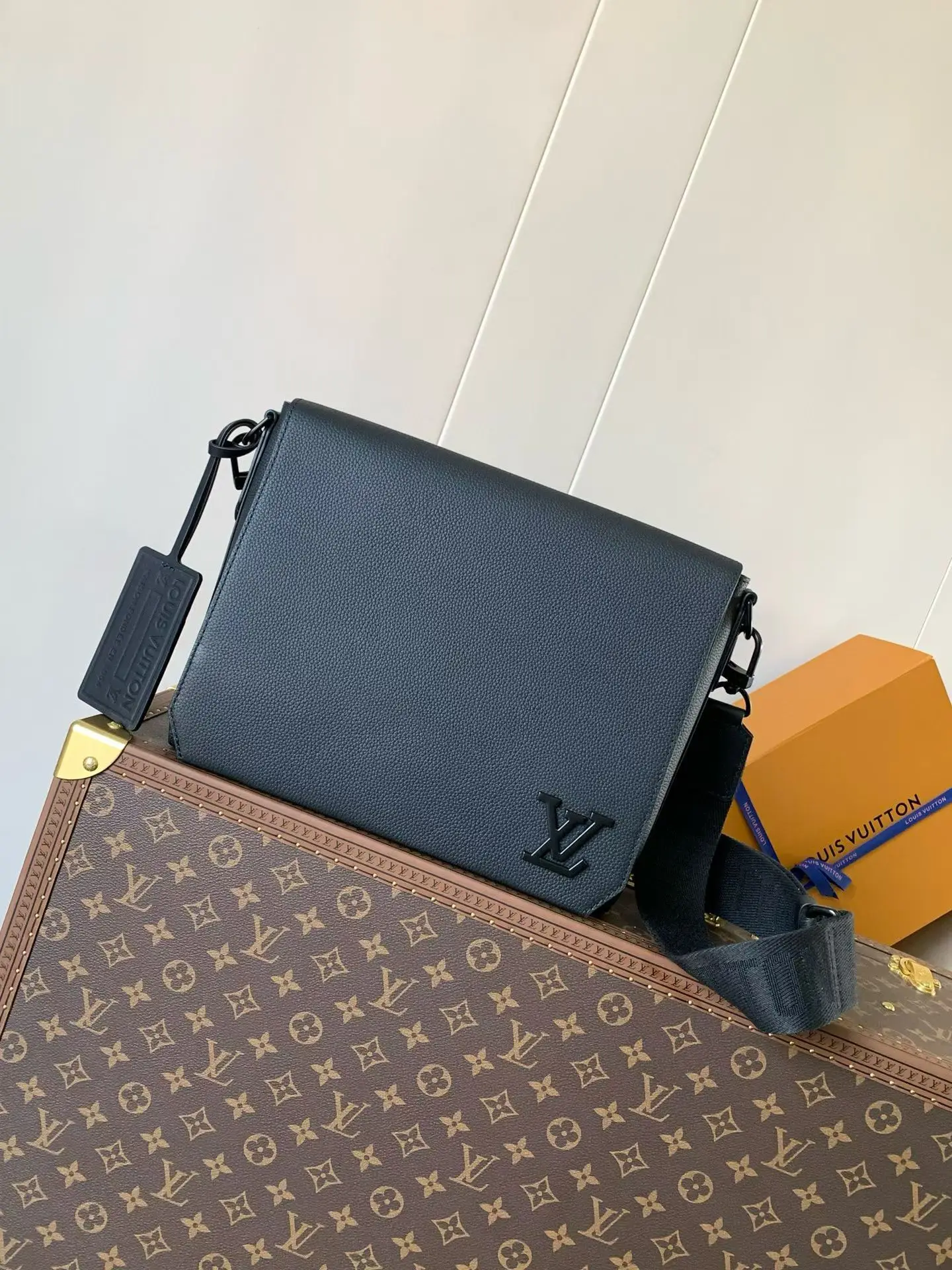 Louis Vuitton M57080 Leather Messenger Bag Women s Crossbody Bag