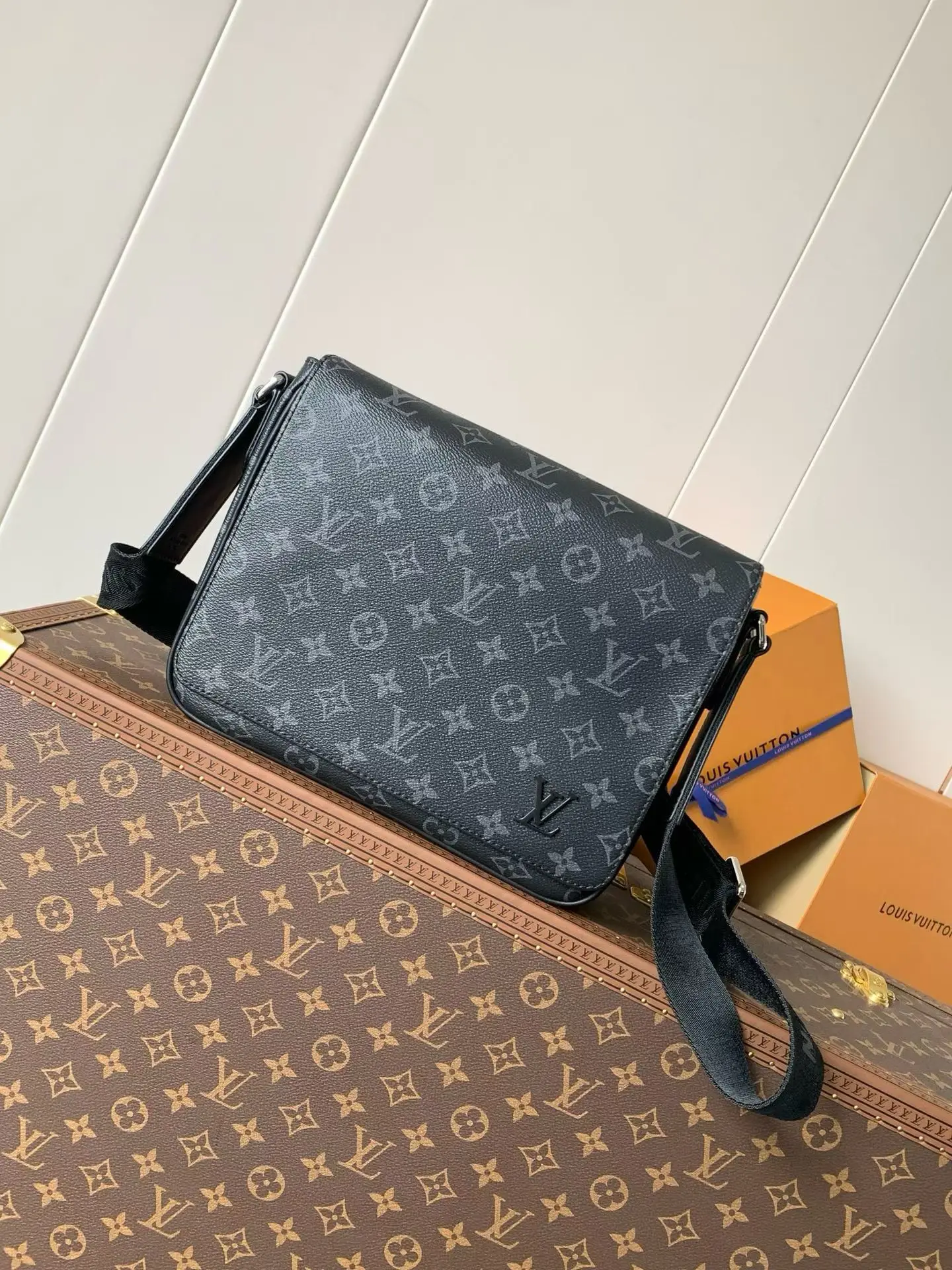 Louis Vuitton M46255 Coated Canvas Small Messenger Bag Men s Crossbody Bag Louis Vuitton M46255 Coated Canvas Small Messenger Bag Men s Crossbody Bag