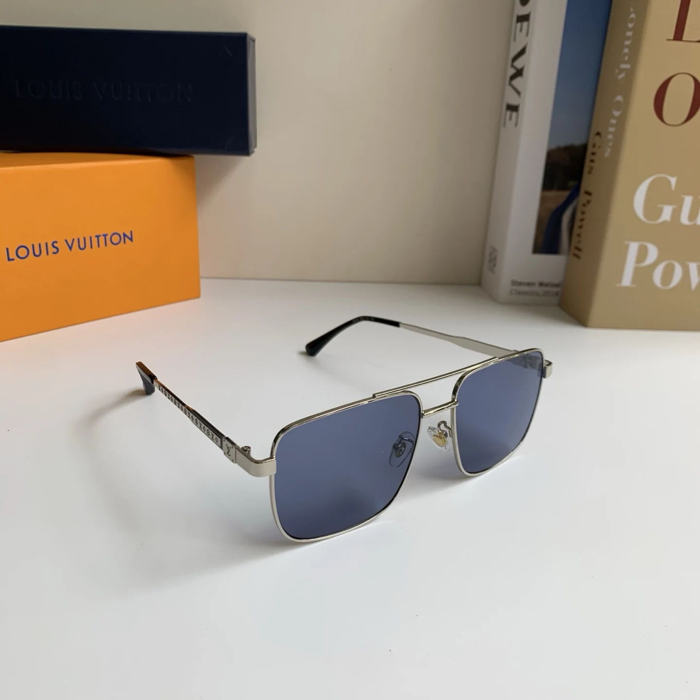 Louis Vuitton New men s and women s casual sunglasses Louis Vuitton New men s and women s casual sunglasses