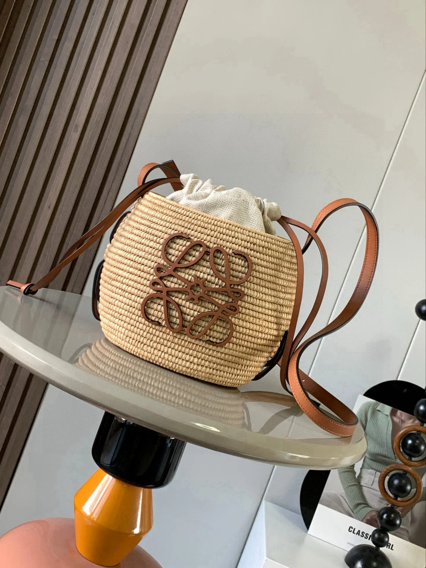 Loewe 8002 Cowhide Leather Honeycomb Basket Small Honeycomb / Lantern Bag Women s Crossbody Bag Loewe 8002 Cowhide Leather Honeycomb Basket Small Honeycomb / Lantern Bag Women s Crossbody Bag