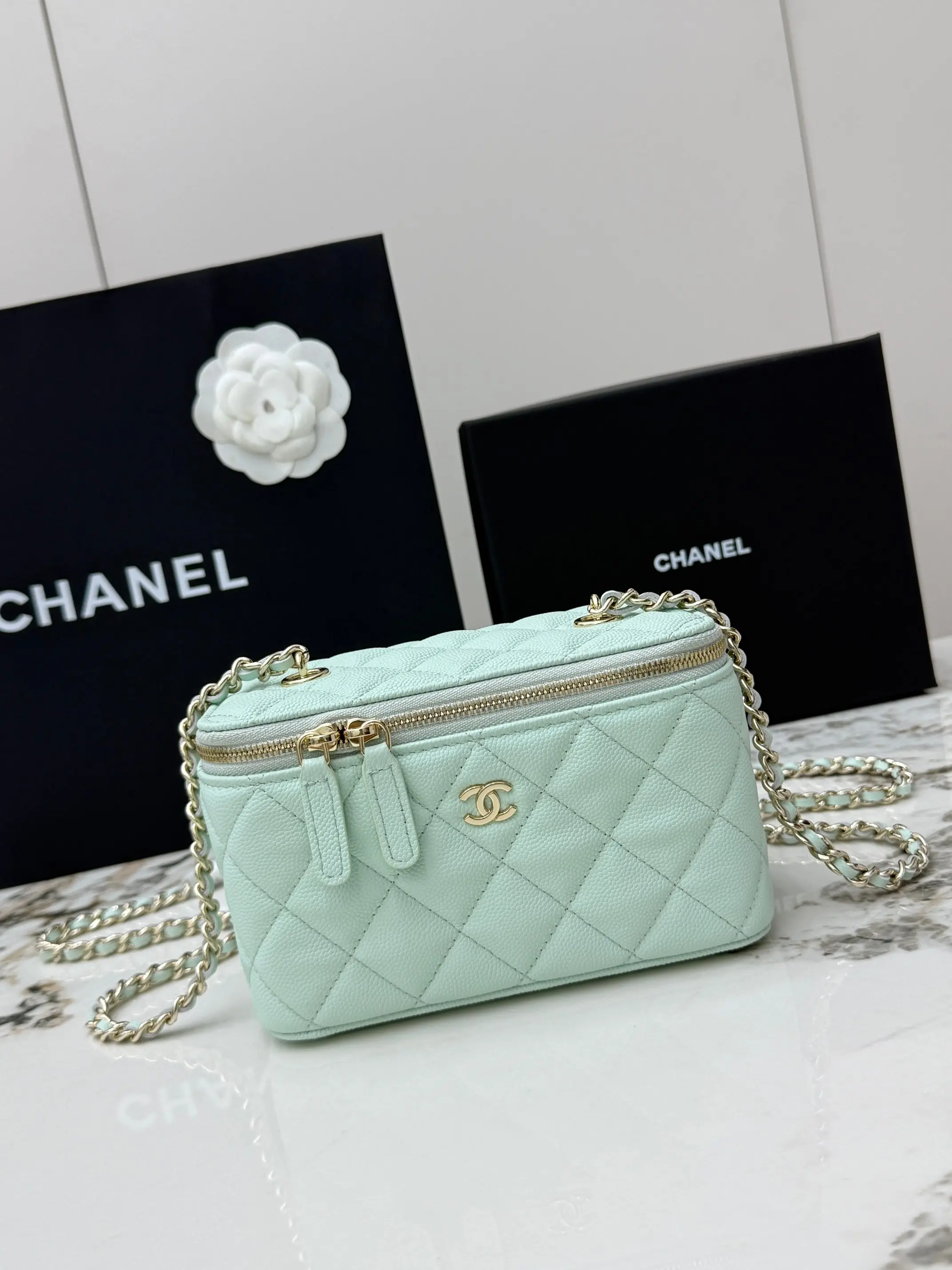 Chanel AP1341 All-Steel Golden Chain Bag Women s Crossbody Bag Chanel AP1341 All-Steel Golden Chain Bag Women s Crossbody Bag