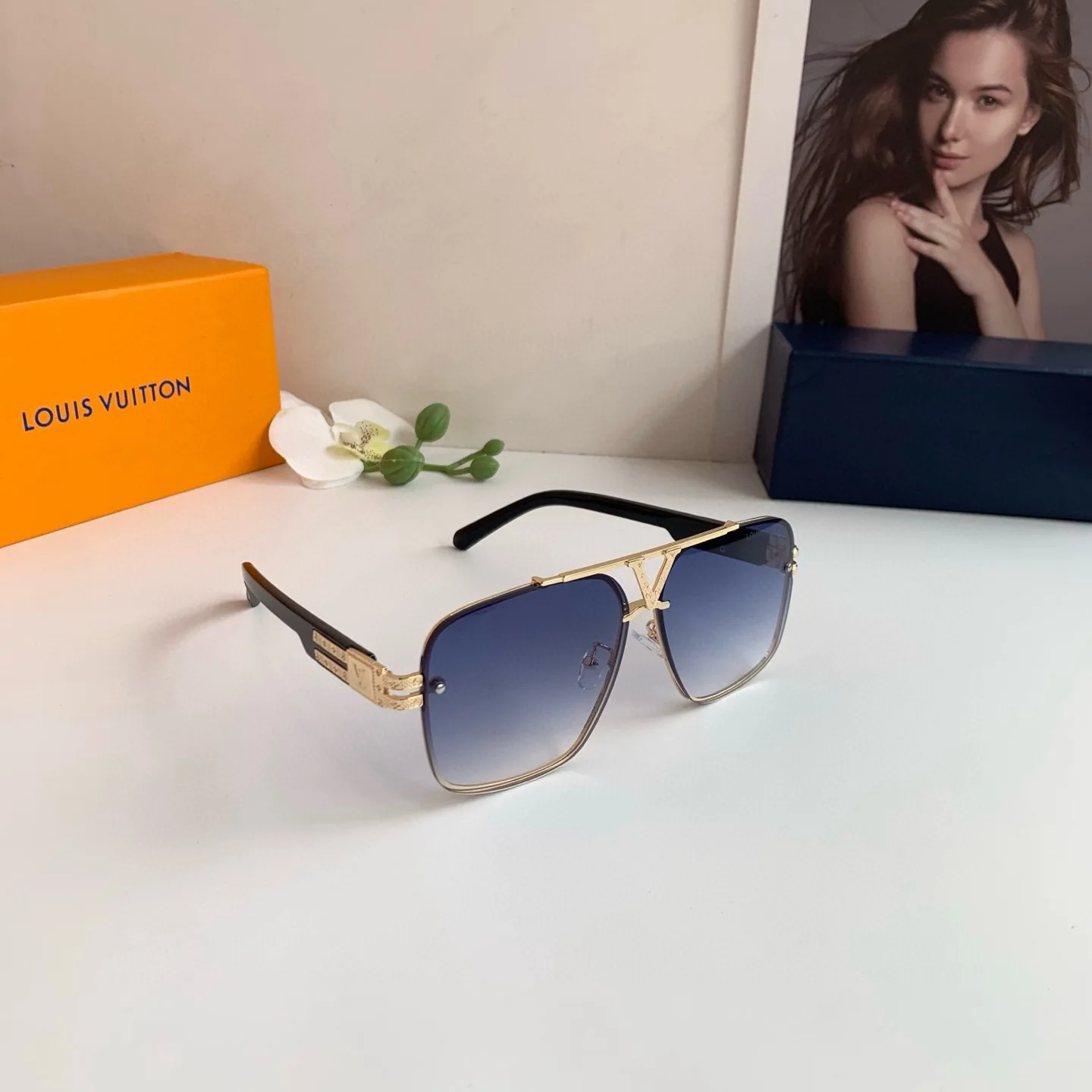 Louis Vuitton Arc de Triomphe Square Frame Large Leg Sunglasses