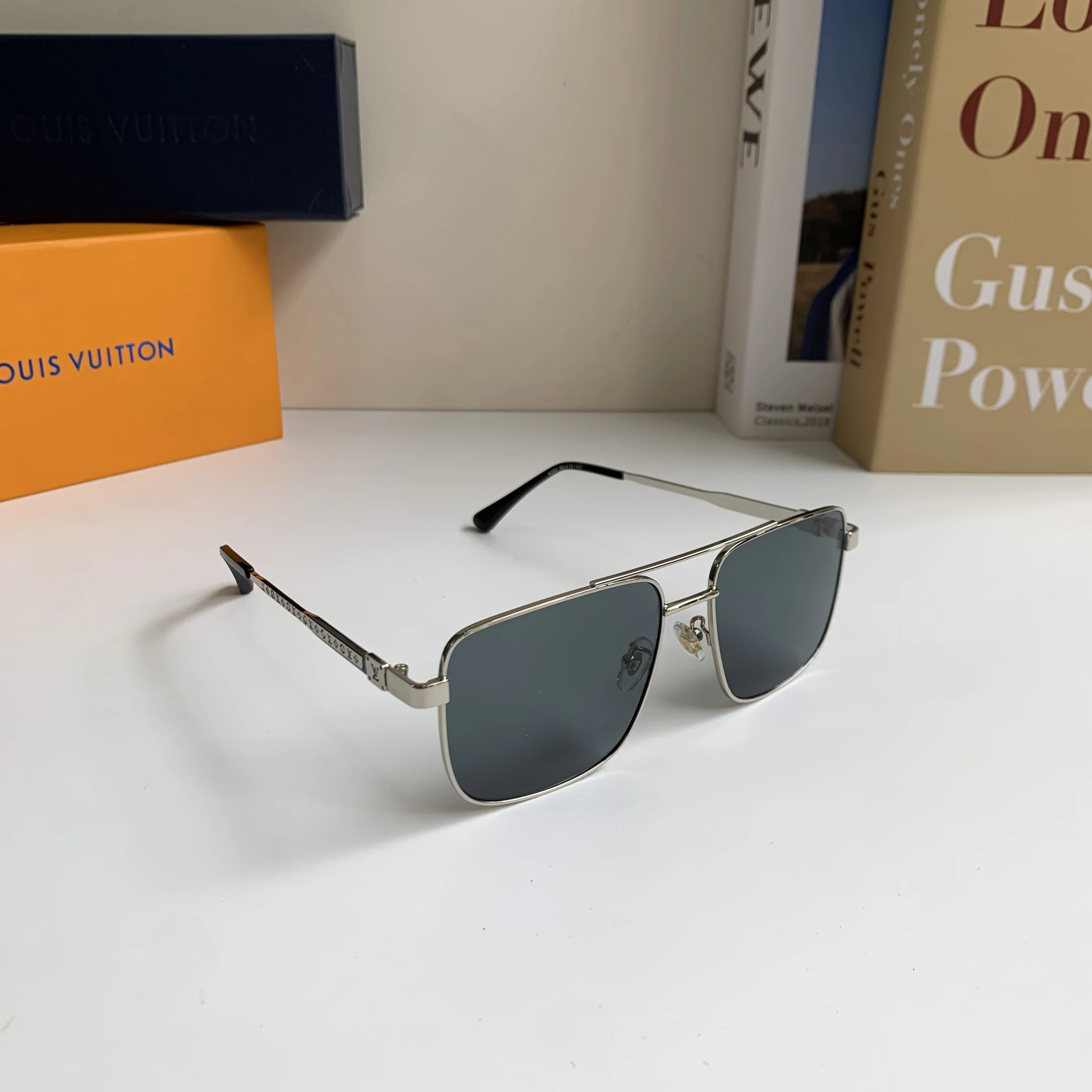 Louis Vuitton New men s and women s casual sunglasses Louis Vuitton New men s and women s casual sunglasses