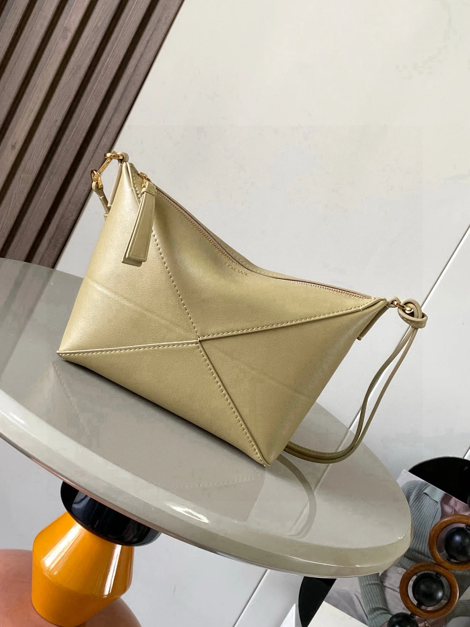 Loewe 9073 Glossy Napa Cowhide Leather Clutch Bag Women s Crossbody Bag Loewe 9073 Glossy Napa Cowhide Leather Clutch Bag Women s Crossbody Bag