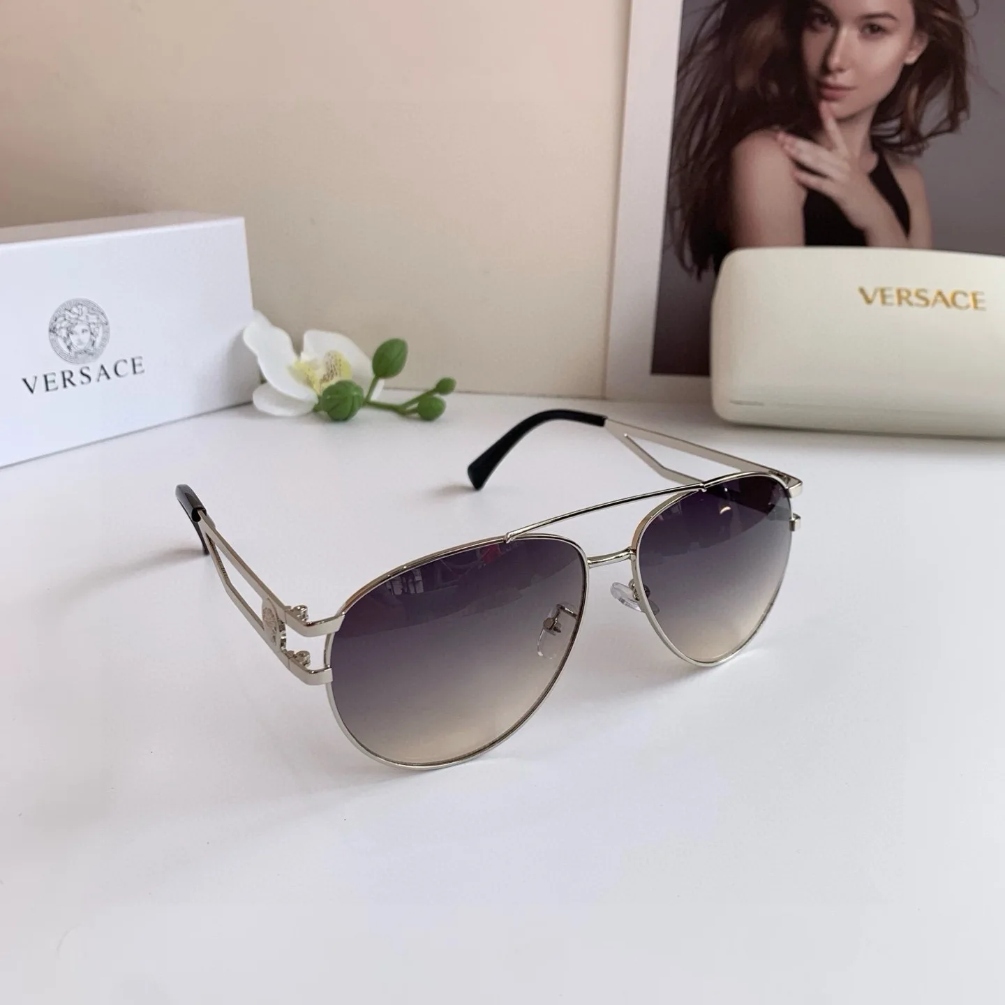 Versace European and American fashion metal frog frame sunglasses Versace European and American fashion metal frog frame sunglasses