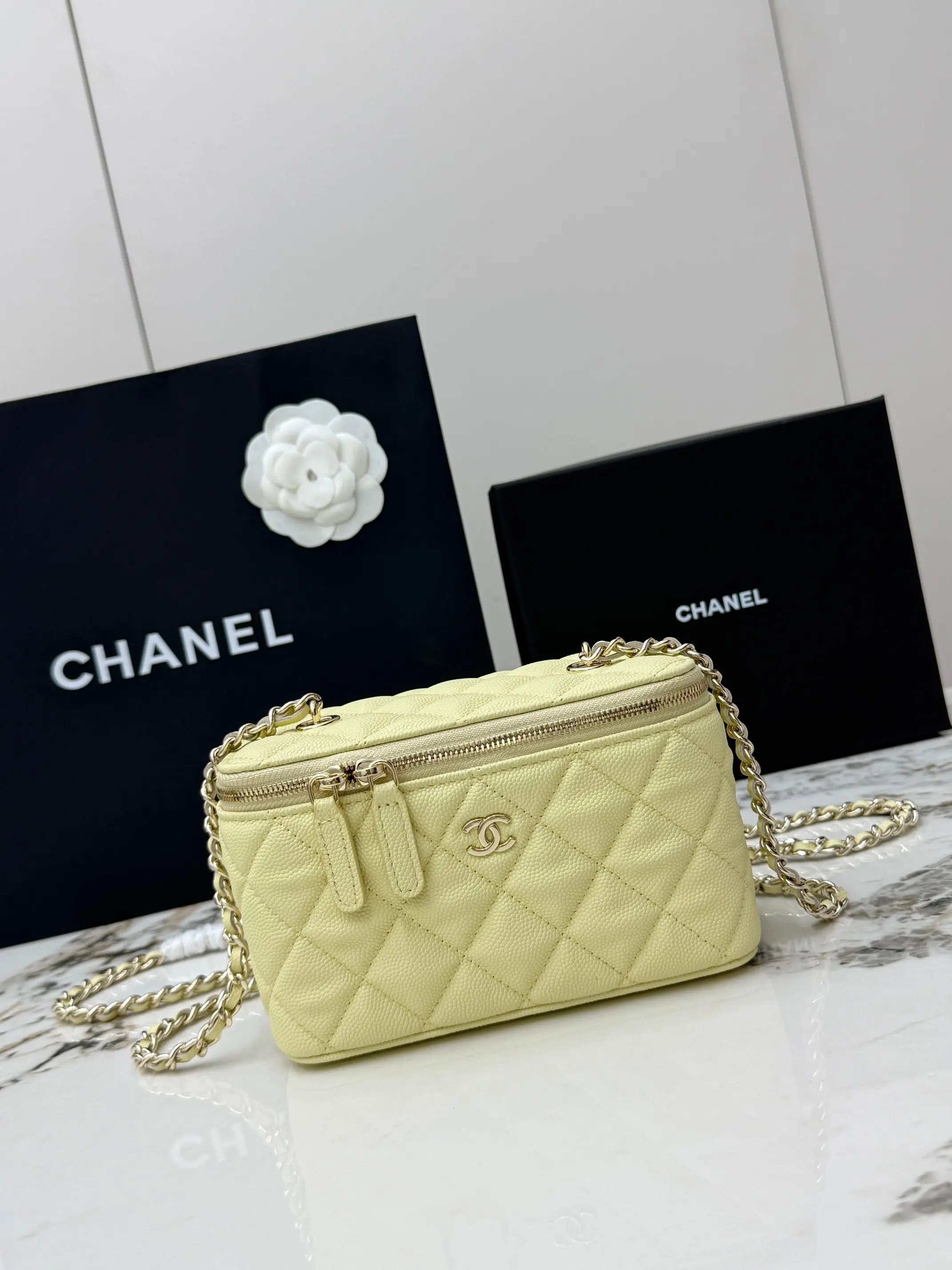 Chanel AP1341 All-Steel Golden Chain Bag Women s Crossbody Bag Chanel AP1341 All-Steel Golden Chain Bag Women s Crossbody Bag