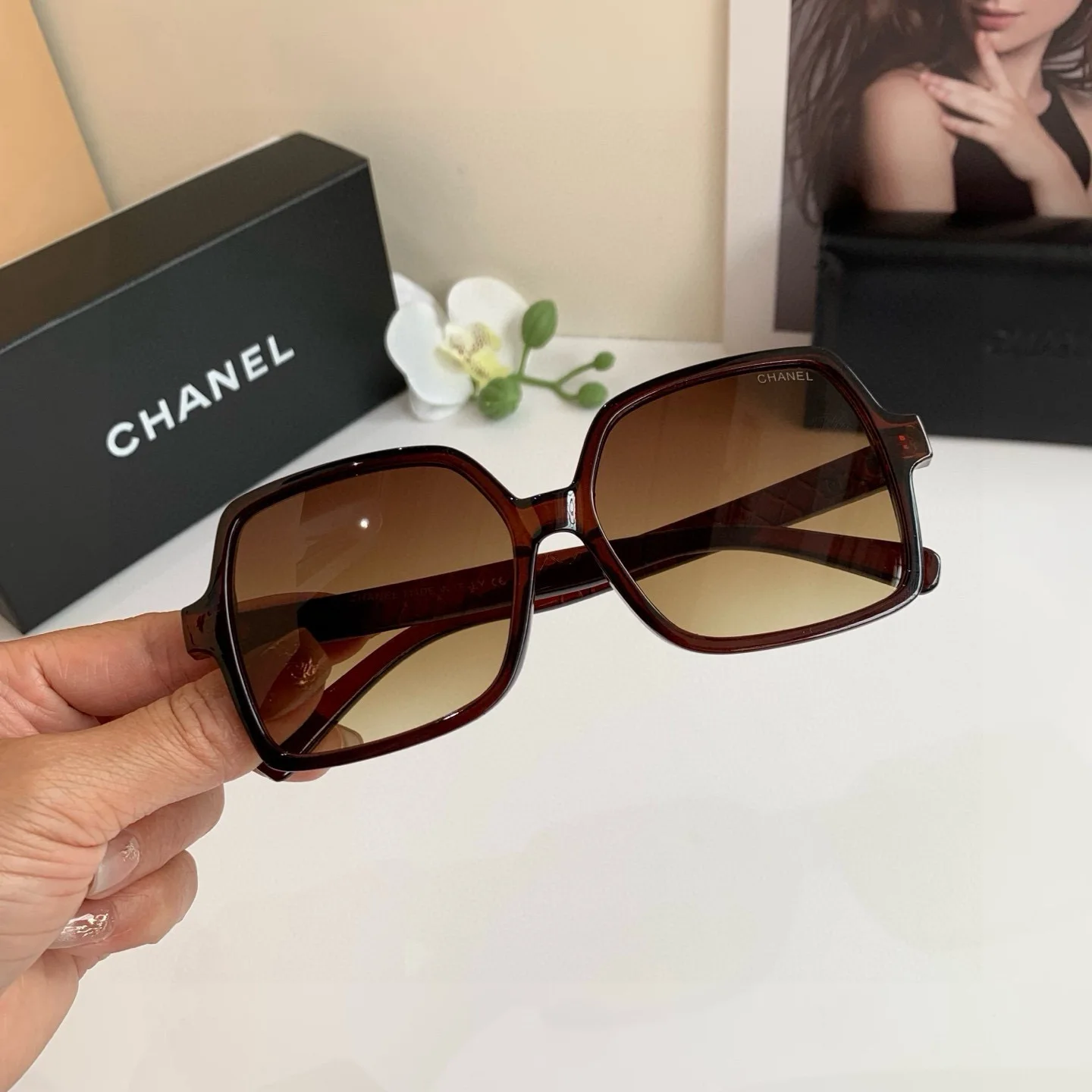 Chanel Arc de Triomphe square frame large leg sunglasses