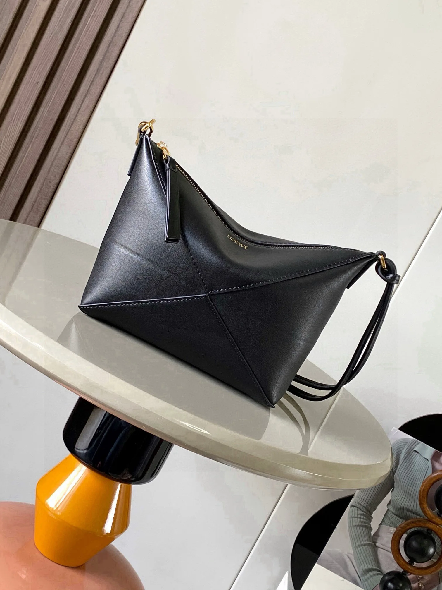 Loewe 9073 Glossy Napa Cowhide Leather Clutch Bag Women s Crossbody Bag Loewe 9073 Glossy Napa Cowhide Leather Clutch Bag Women s Crossbody Bag