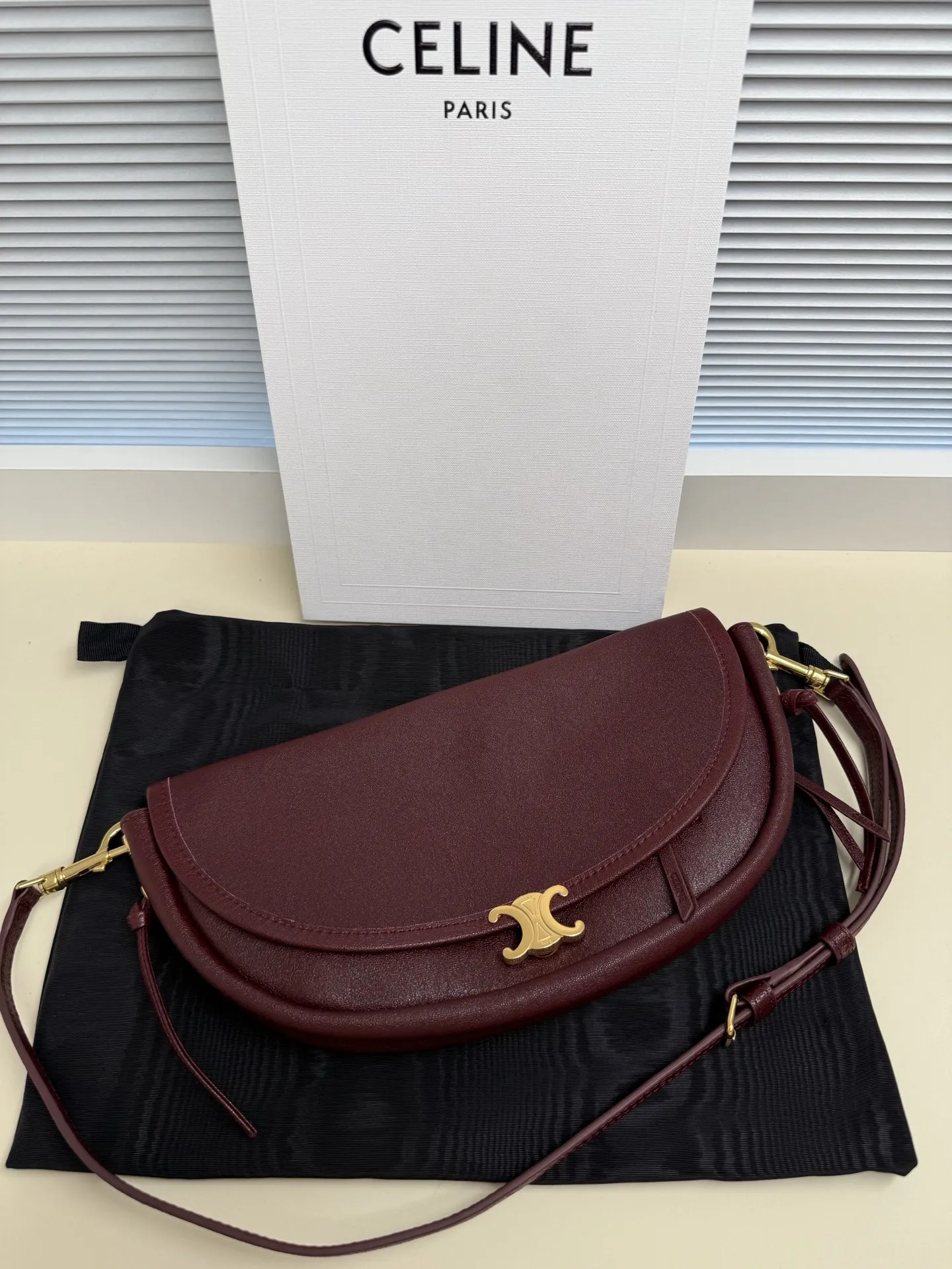 Celine L10373 Imported Sheepskin Half-Moon Bag Women s Crossbody Bag Celine L10373 Imported Sheepskin Half-Moon Bag Women s Crossbody Bag