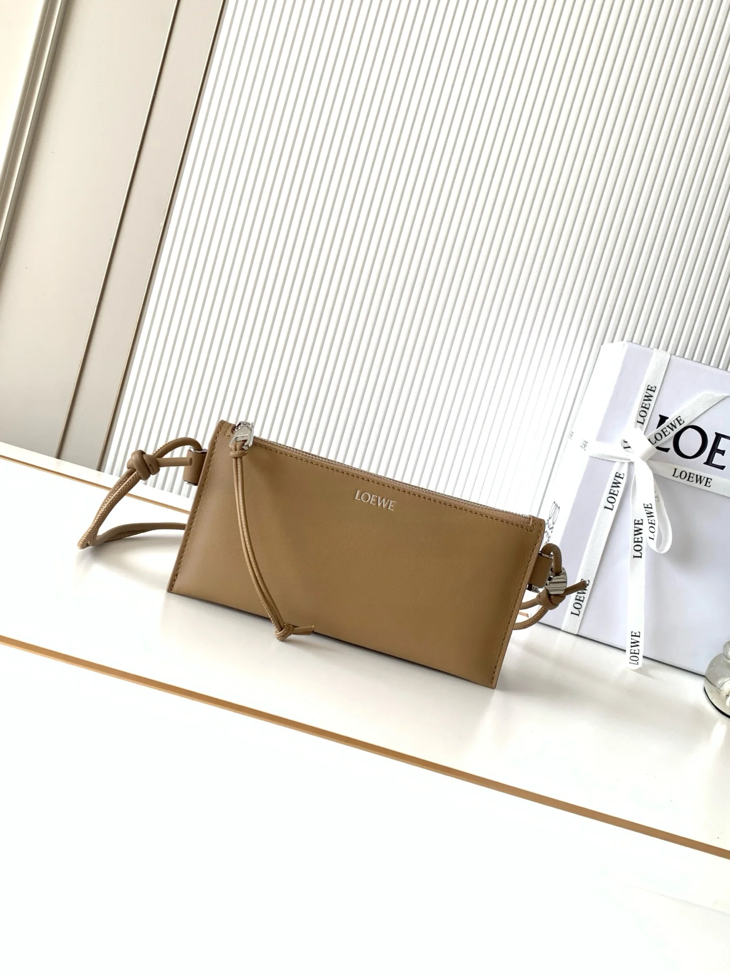 Loewe 9169 Napa cowhide leather clutch bag women s crossbody bag Loewe 9169 Napa cowhide leather clutch bag women s crossbody bag