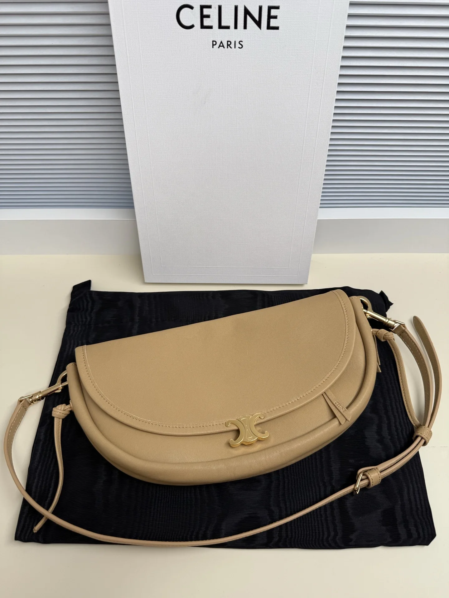 Celine L10373 Imported Sheepskin Half-Moon Bag Women s Crossbody Bag Celine L10373 Imported Sheepskin Half-Moon Bag Women s Crossbody Bag