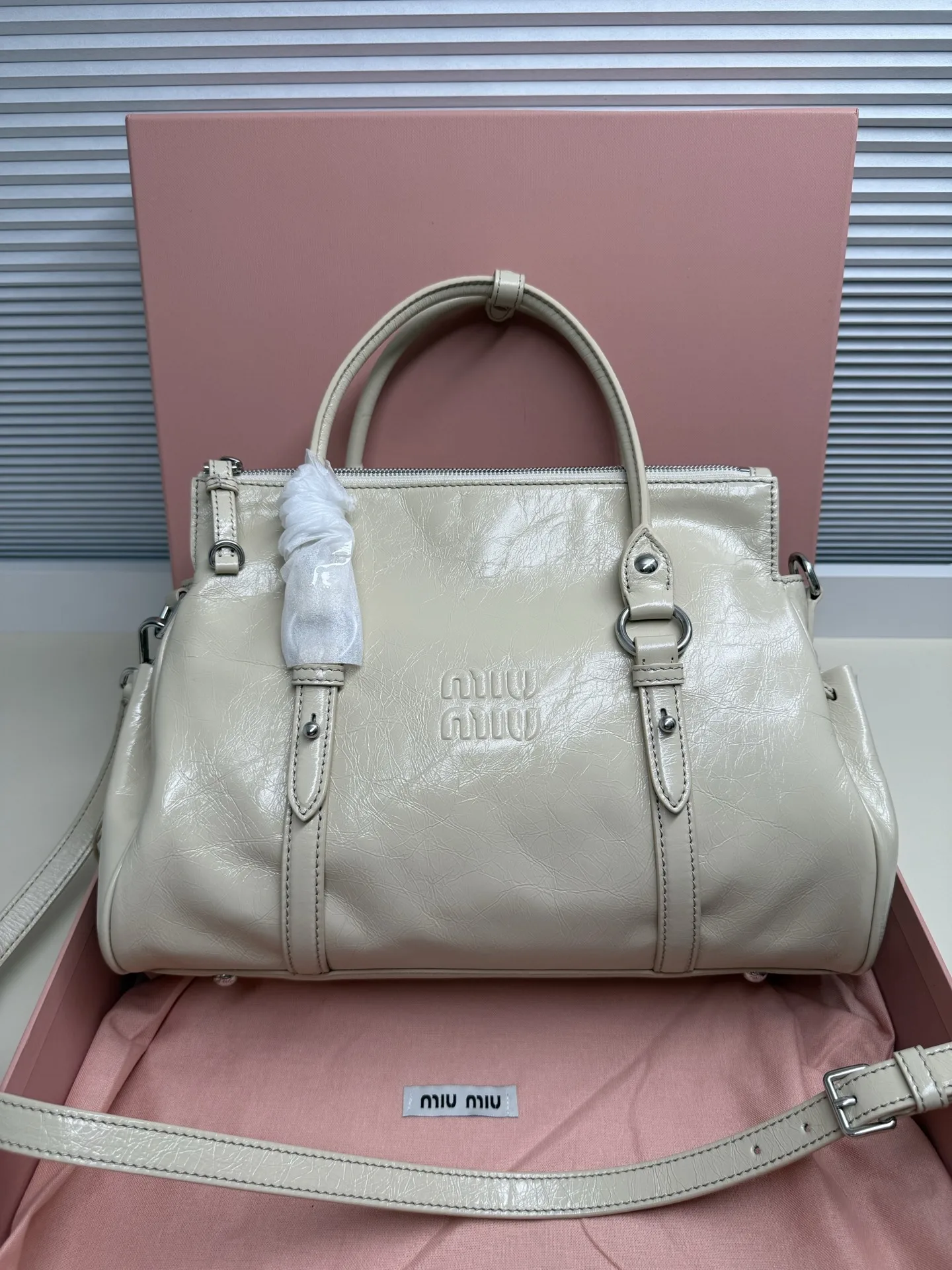 MIU MIU 328 Early Spring New Oil Wax Leather Motorcycle Bag Women s Crossbody Bag MIU MIU 328 Early Spring New Oil Wax Leather Motorcycle Bag Women s Crossbody Bag