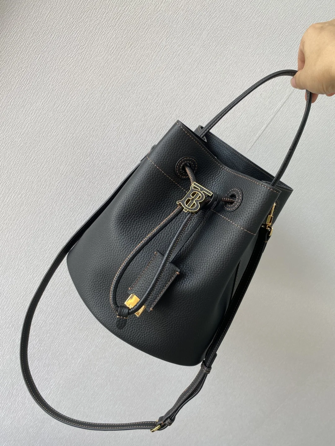 Burberry 6911 Small Cowhide Bucket Bag Women s Crossbody Bag Burberry 6911 Small Cowhide Bucket Bag Women s Crossbody Bag