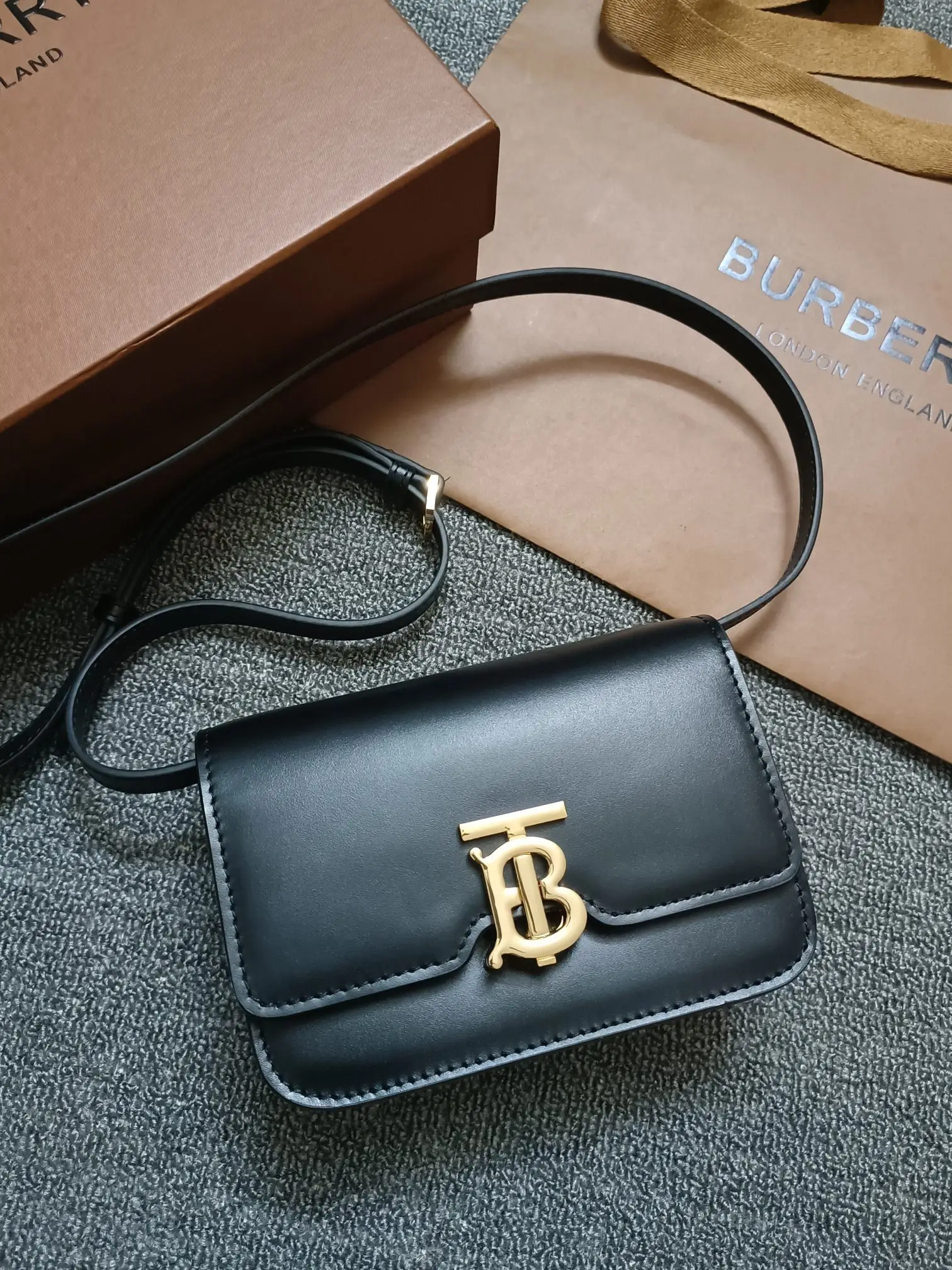Burberry 90238 Leather Lock Buckle Bag Women s Crossbody Bag Burberry 90238 Leather Lock Buckle Bag Women s Crossbody Bag