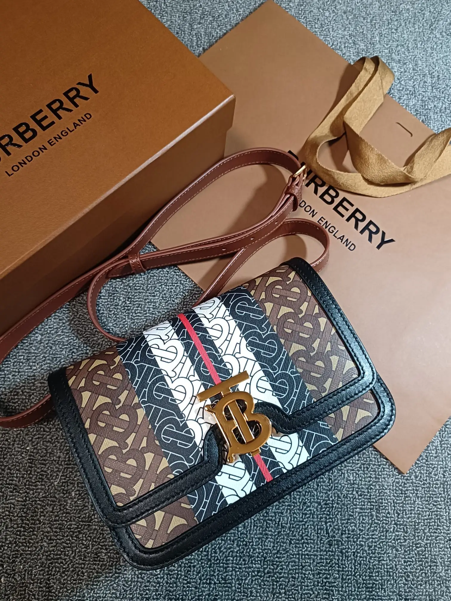 Burberry 89062 Structured Lock Buckle Bag Women s Crossbody Bag