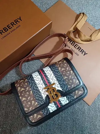89062 Structured Lock Buckle Bag Women s Crossbody Bag Replica Burberry womens bags