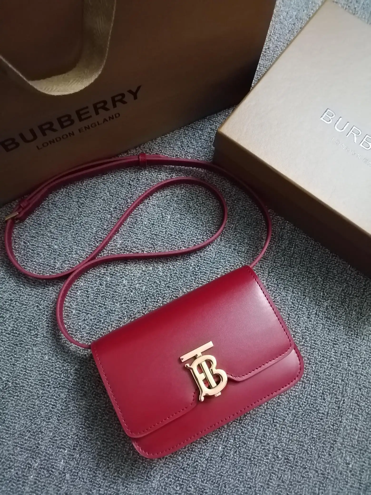 Burberry 90238 Leather Lock Buckle Bag Women s Crossbody Bag Burberry 90238 Leather Lock Buckle Bag Women s Crossbody Bag