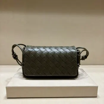 3008 Versatile Commuter Bag Women s Crossbody Bag Replica Burberry womens bags