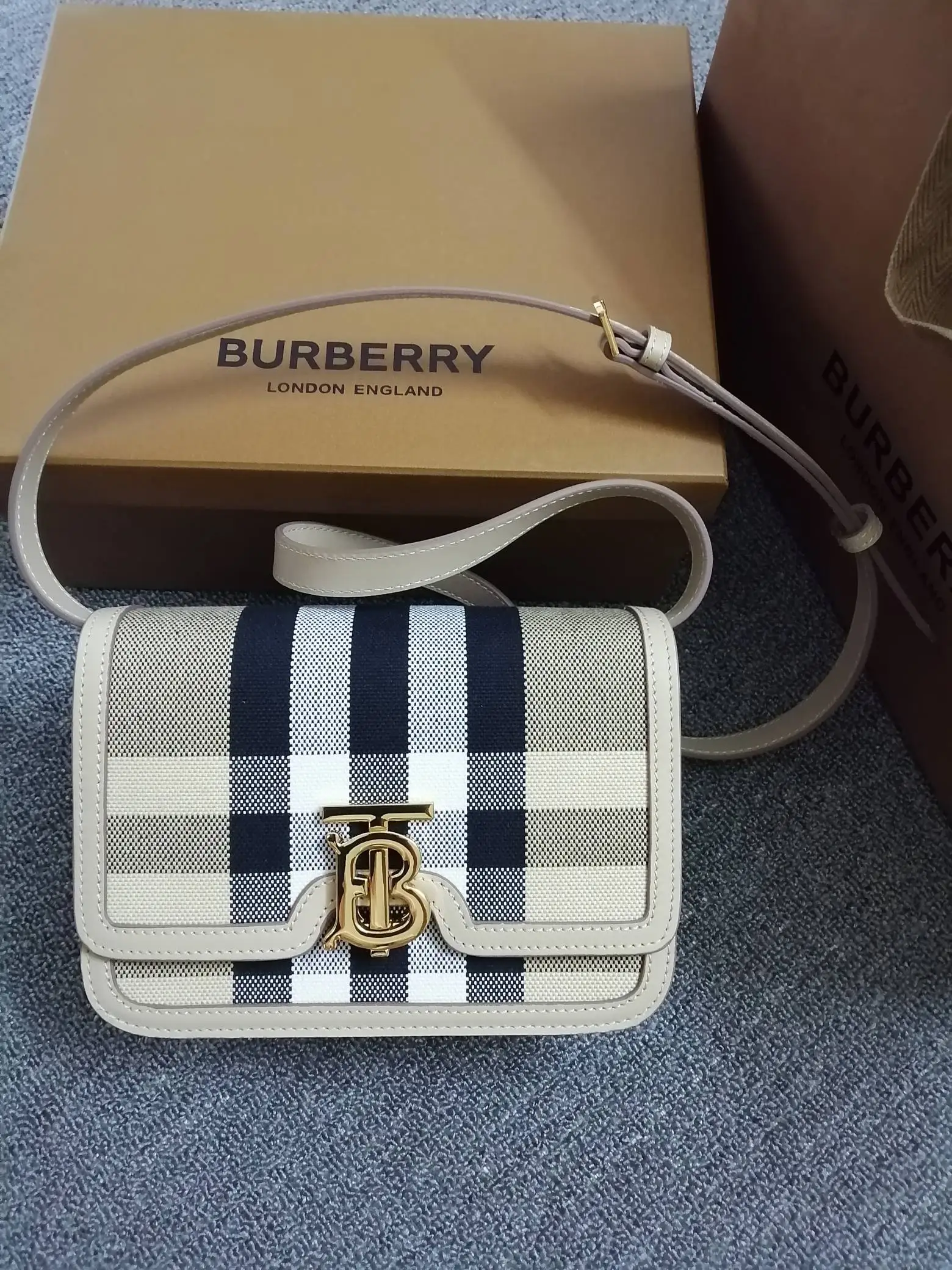 Burberry 90235 Structured Lock Closure Bag Women s Crossbody Bag Burberry 90235 Structured Lock Closure Bag Women s Crossbody Bag