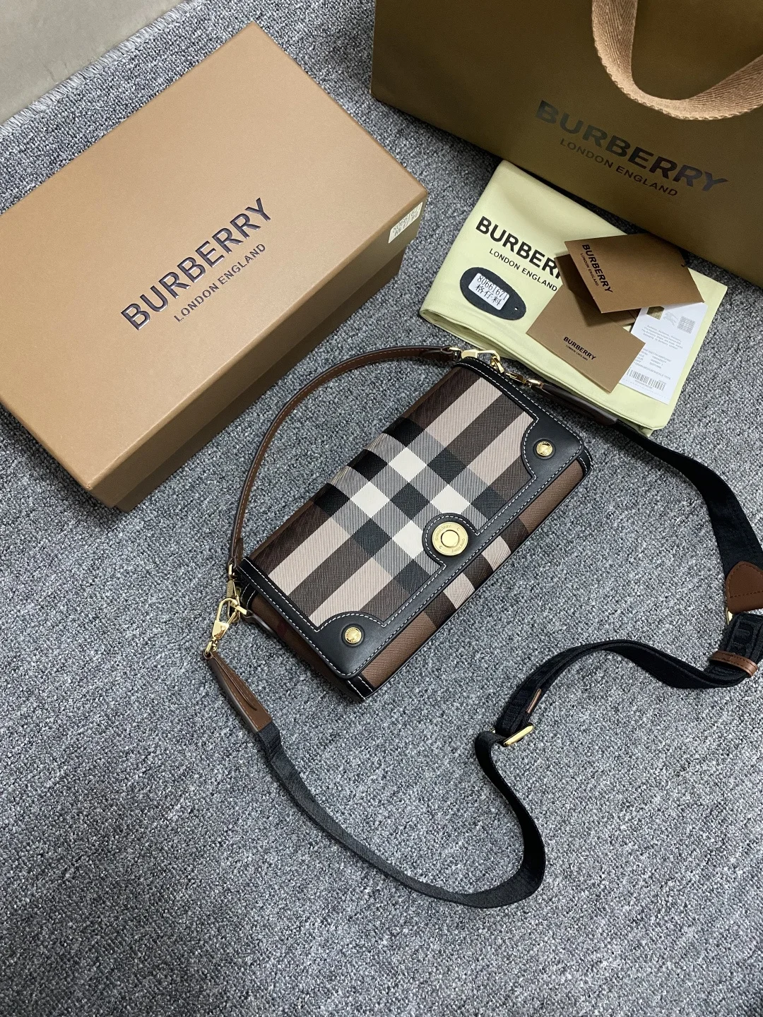 Burberry 1671 New Vintage Plaid Small Bag Women s Crossbody Bag Burberry 1671 New Vintage Plaid Small Bag Women s Crossbody Bag