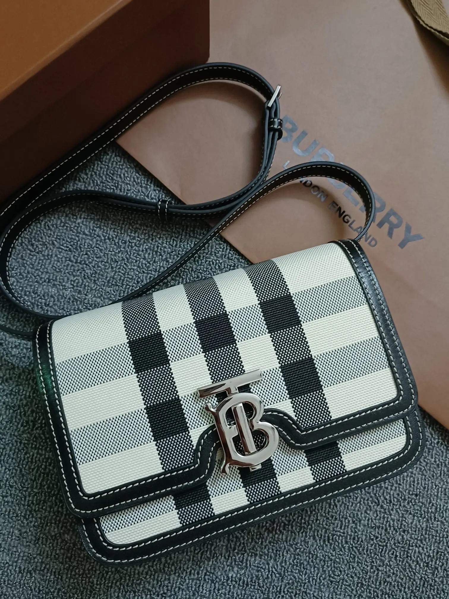 Burberry 86580020 Structured Lock Buckle Bag Women s Crossbody Bag Burberry 86580020 Structured Lock Buckle Bag Women s Crossbody Bag