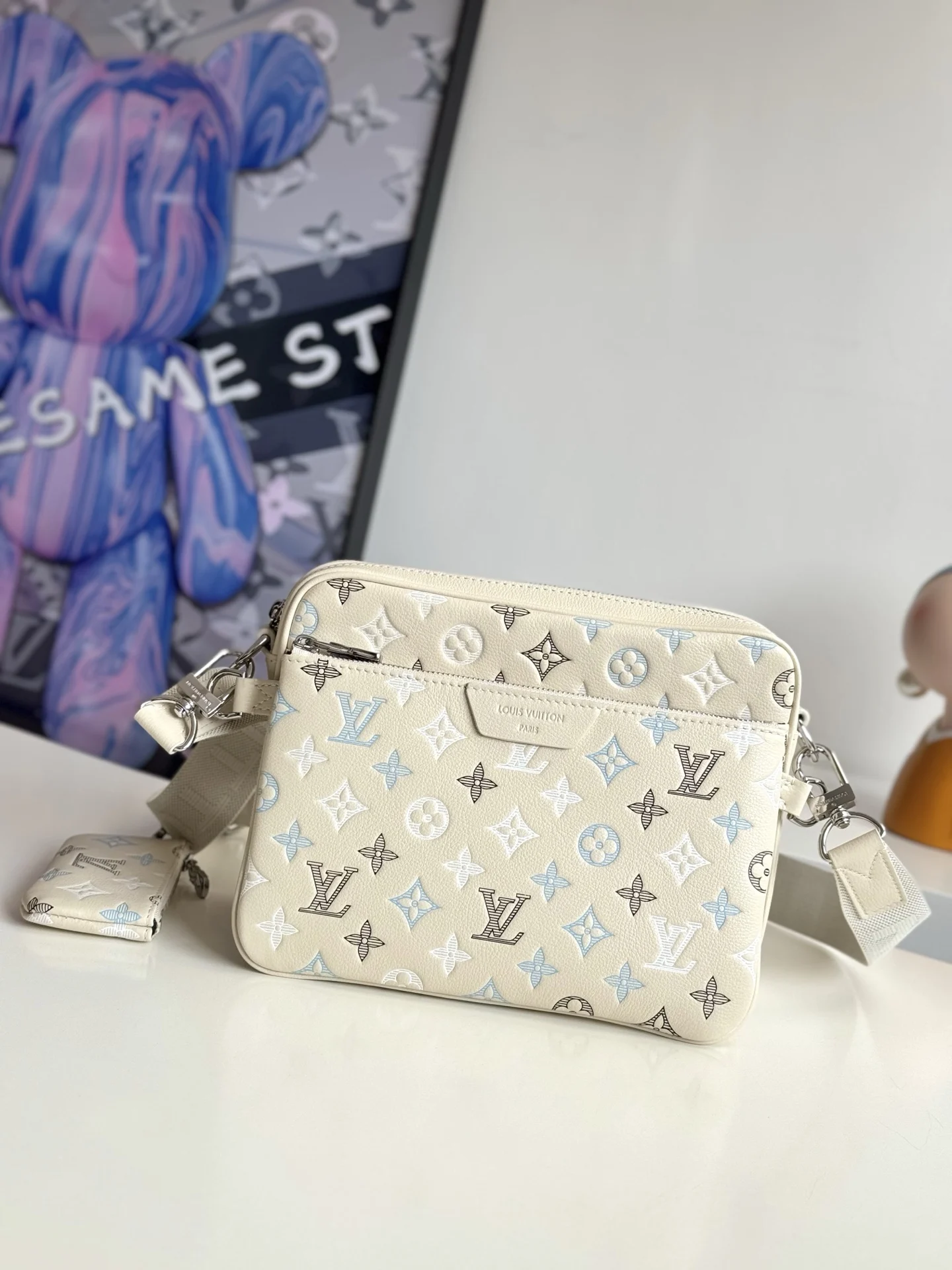 Louis Vuitton M28854 Pattern Messenger Bag Men s Crossbody Bag Louis Vuitton M28854 Pattern Messenger Bag Men s Crossbody Bag