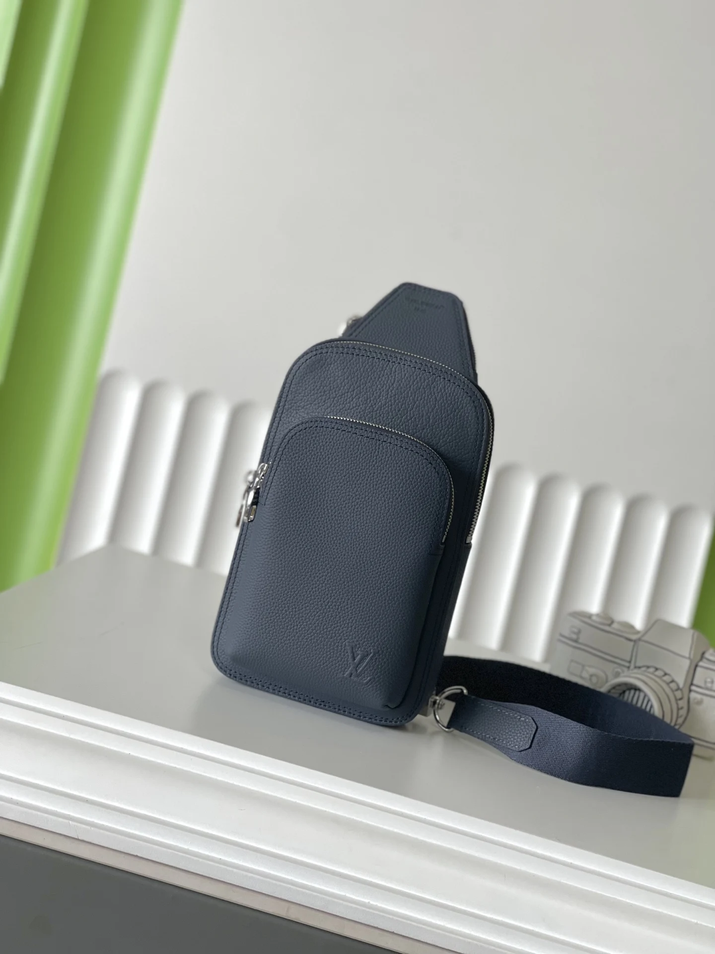 Louis Vuitton M15269 AUENUE Full Leather Single Shoulder Chest Bag