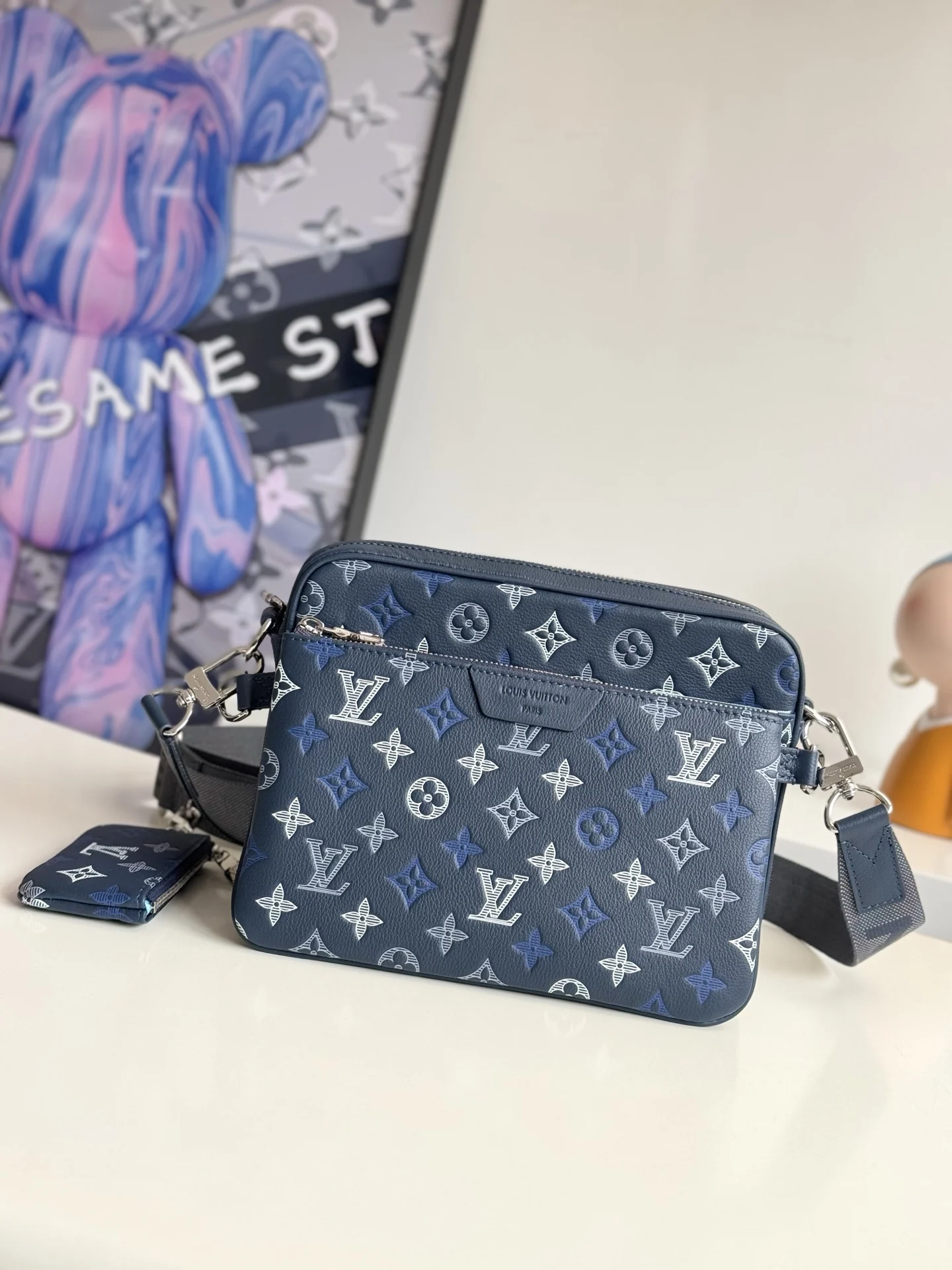 Louis Vuitton M28618 Pattern Messenger Bag Men s Crossbody Bag Louis Vuitton M28618 Pattern Messenger Bag Men s Crossbody Bag