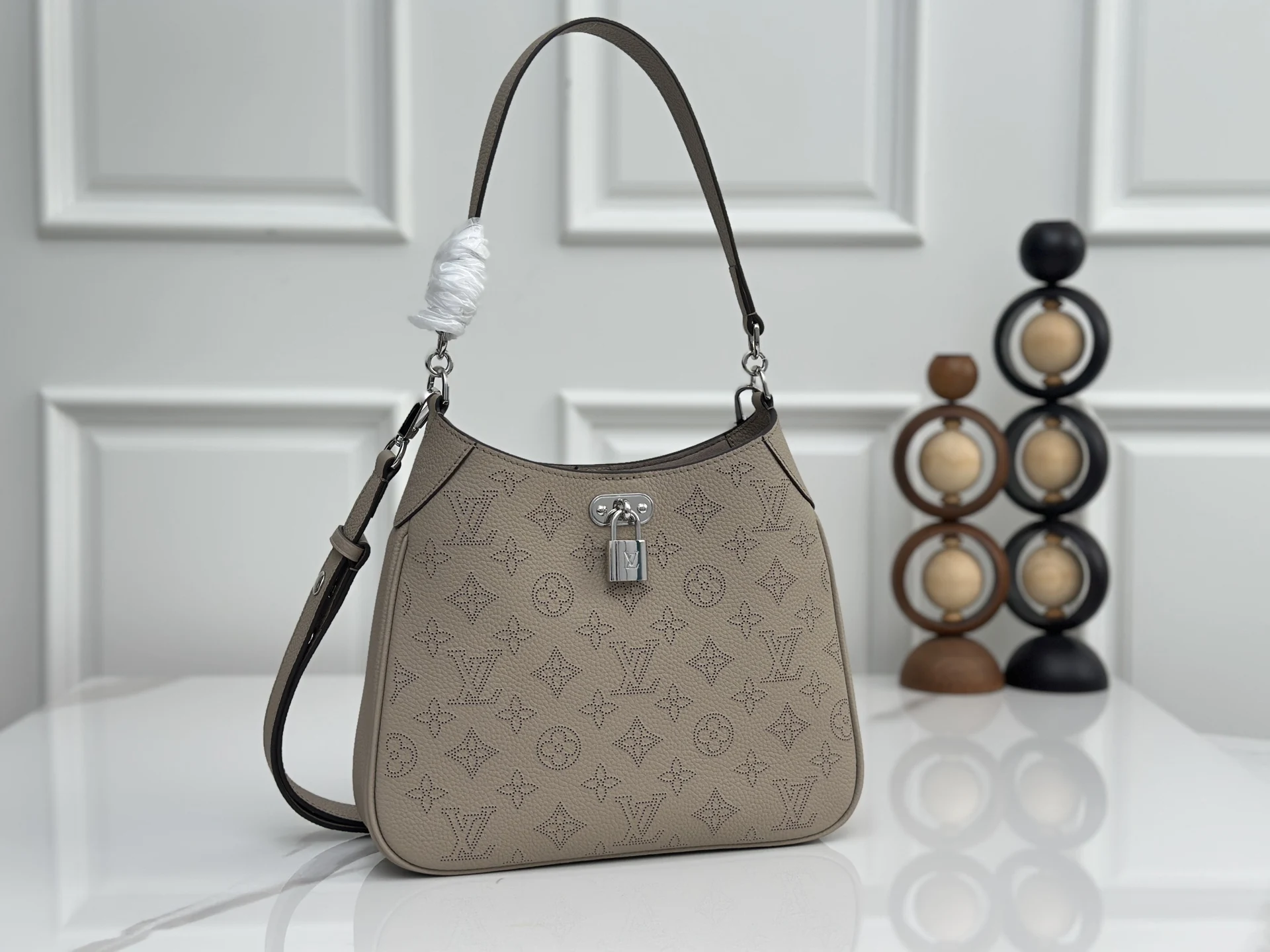 Louis Vuitton M28306 Cut-out Leather Small Handbag Women s Crossbody Bag Louis Vuitton M28306 Cut-out Leather Small Handbag Women s Crossbody Bag