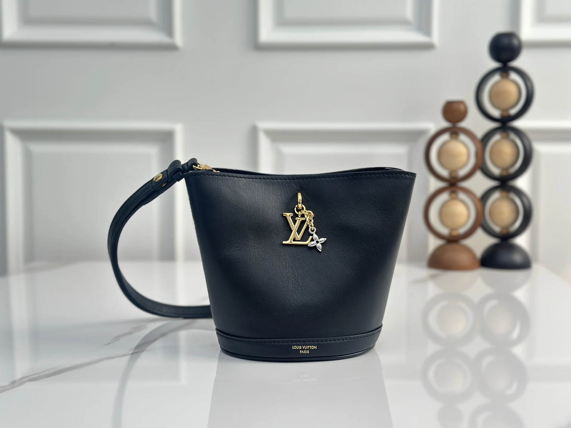 Louis Vuitton M27260 Full Leather Rivet Bucket Bag Women s Crossbody Bag Louis Vuitton M27260 Full Leather Rivet Bucket Bag Women s Crossbody Bag