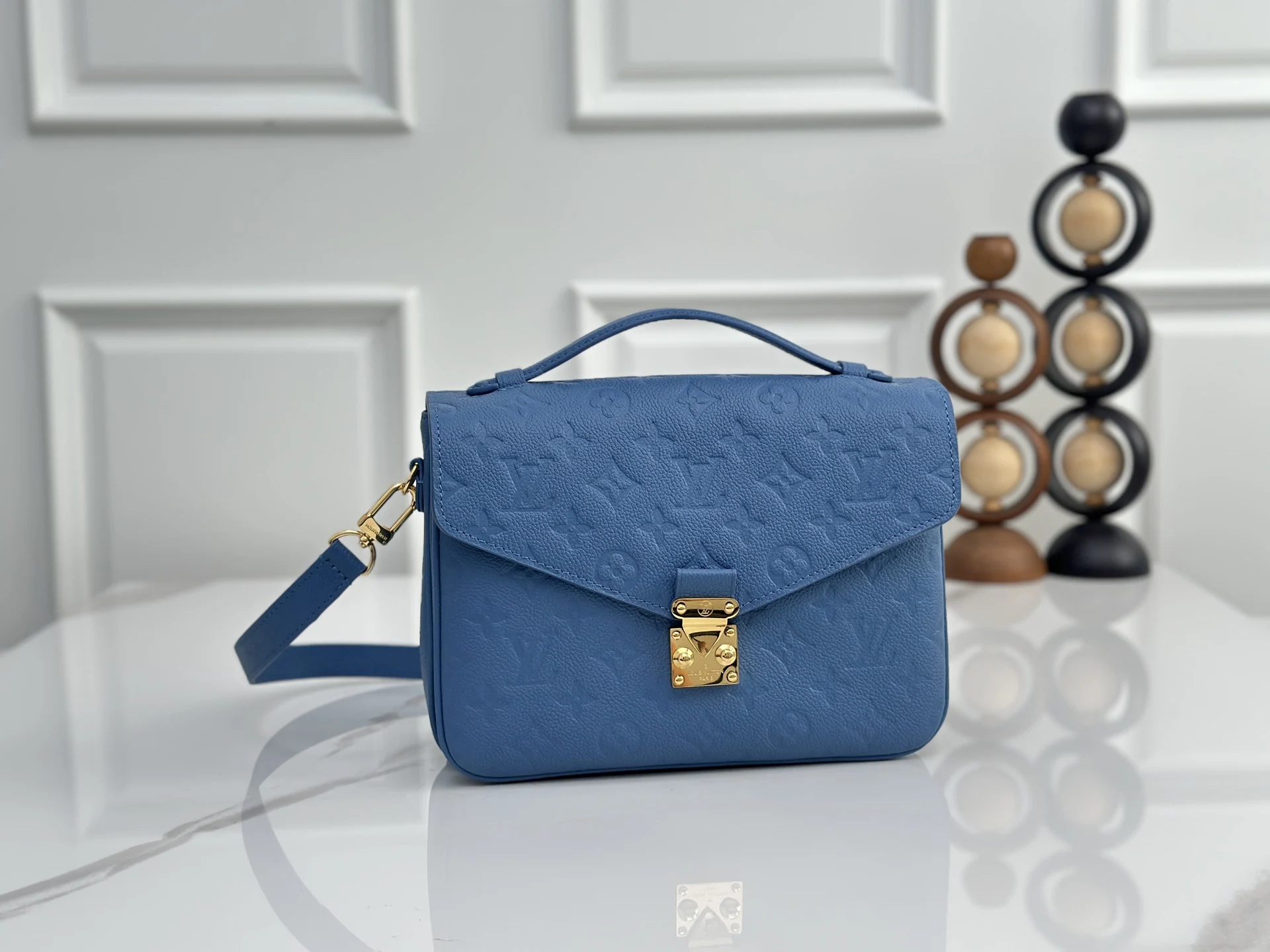 Louis Vuitton M41487 Full Leather Embossed Pillow Bag Women s Crossbody Bag Louis Vuitton M41487 Full Leather Embossed Pillow Bag Women s Crossbody Bag