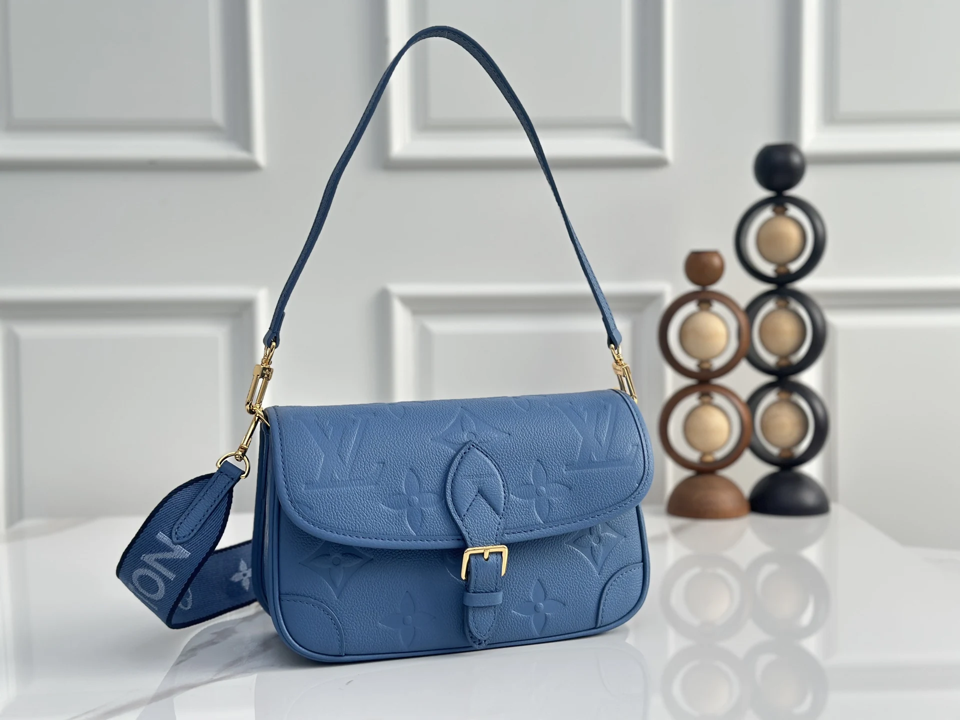 Louis Vuitton M27362 Full Leather Embossed Baguette Handbag Women s Crossbody Bag Louis Vuitton M27362 Full Leather Embossed Baguette Handbag Women s Crossbody Bag