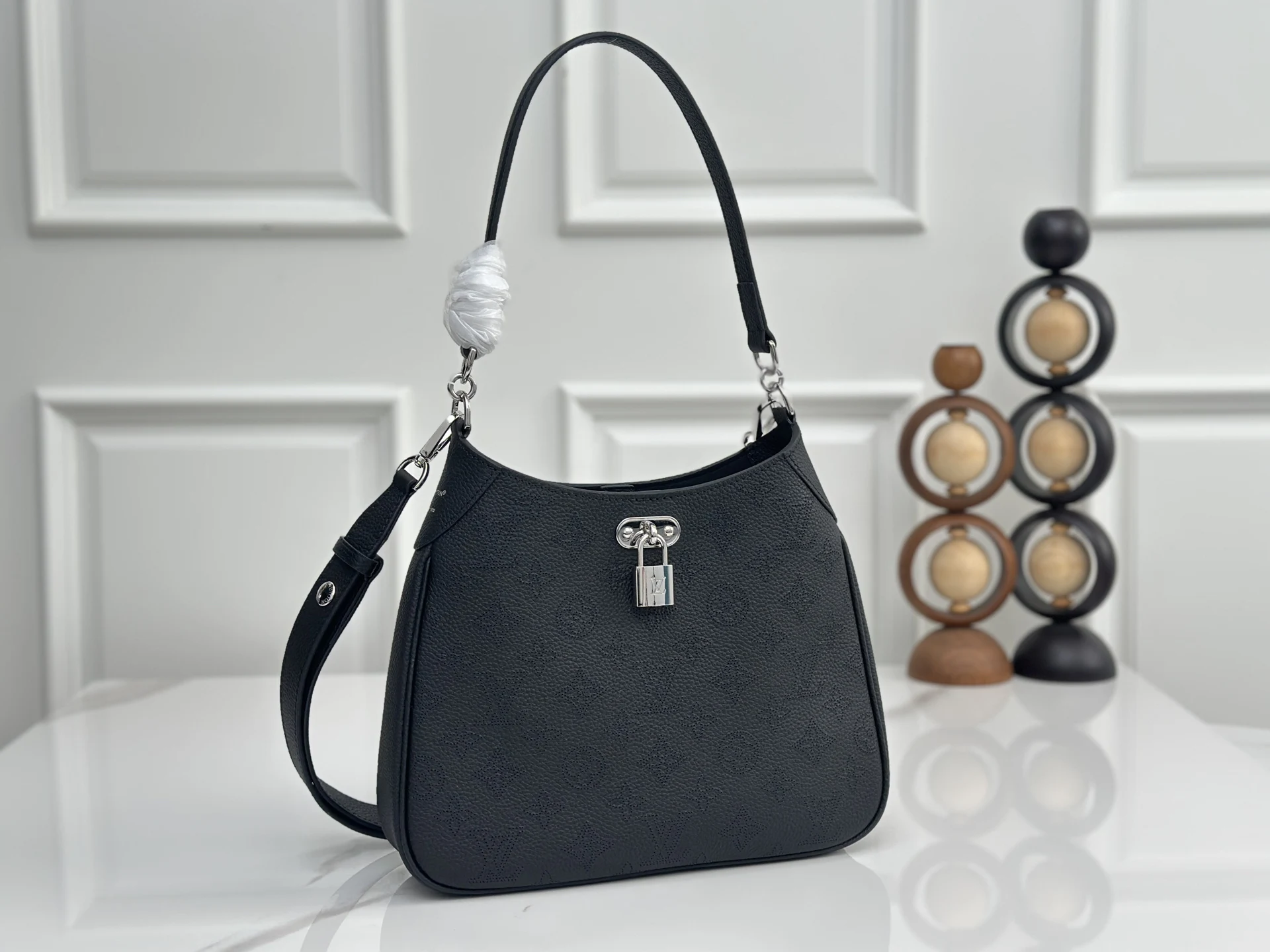 Louis Vuitton M28306 Cut-out Leather Small Handbag Women s Crossbody Bag Louis Vuitton M28306 Cut-out Leather Small Handbag Women s Crossbody Bag