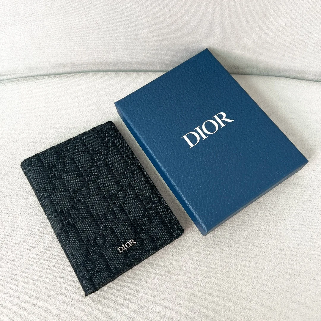 Dior Men s Double-Fold Card Holder Wallet Dior Men s Double-Fold Card Holder Wallet