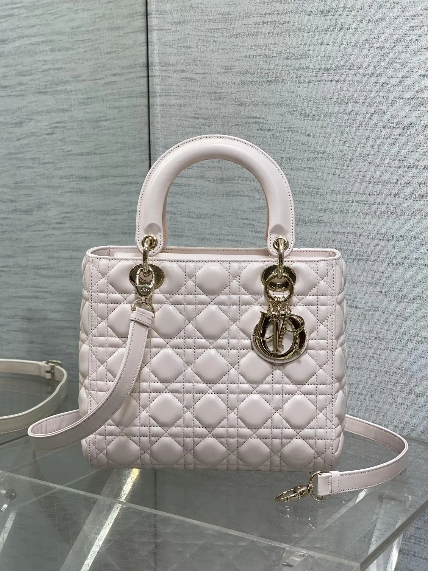 Dior Latest flip cover sheepskin five-compartment bag women s crossbody bag Dior Latest flip cover sheepskin five-compartment bag women s crossbody bag