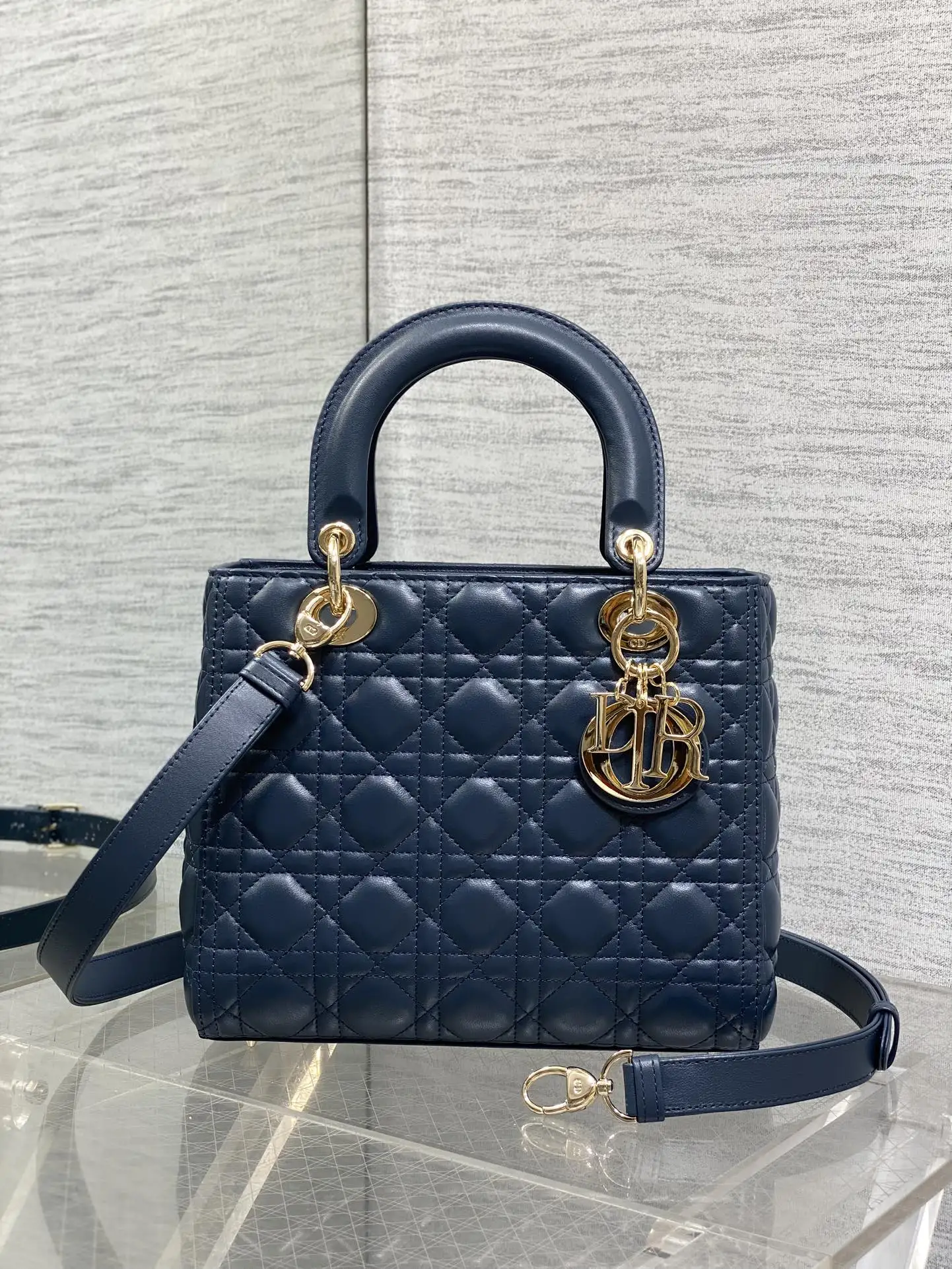 Dior Latest Flip Leather Five-Grid Bag Women s Crossbody Bag Dior Latest Flip Leather Five-Grid Bag Women s Crossbody Bag