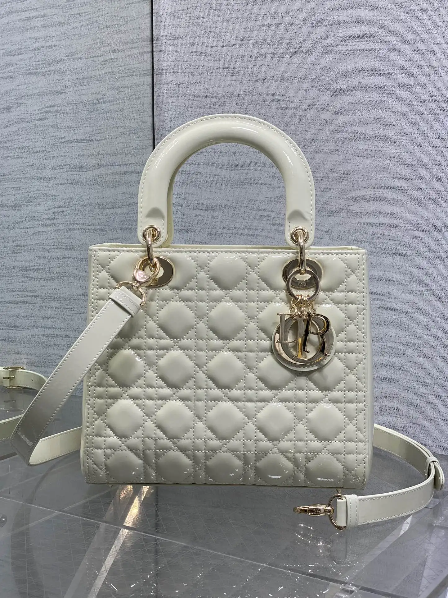 Dior Latest Flip Leather Five-Grid Bag Women s Crossbody Bag Dior Latest Flip Leather Five-Grid Bag Women s Crossbody Bag
