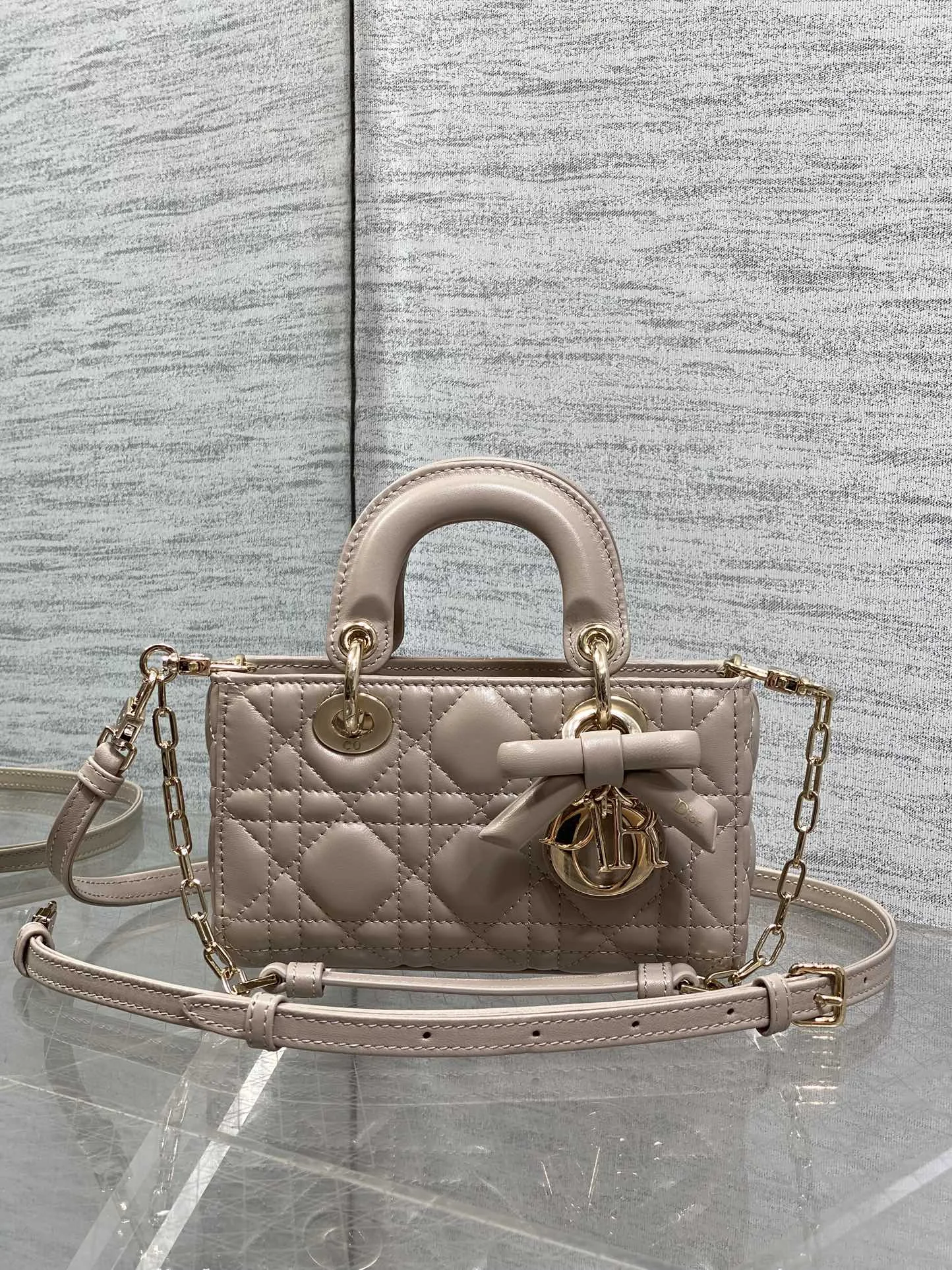 Dior Latest flip leather five-compartment zipper bag women s crossbody bag Dior Latest flip leather five-compartment zipper bag women s crossbody bag